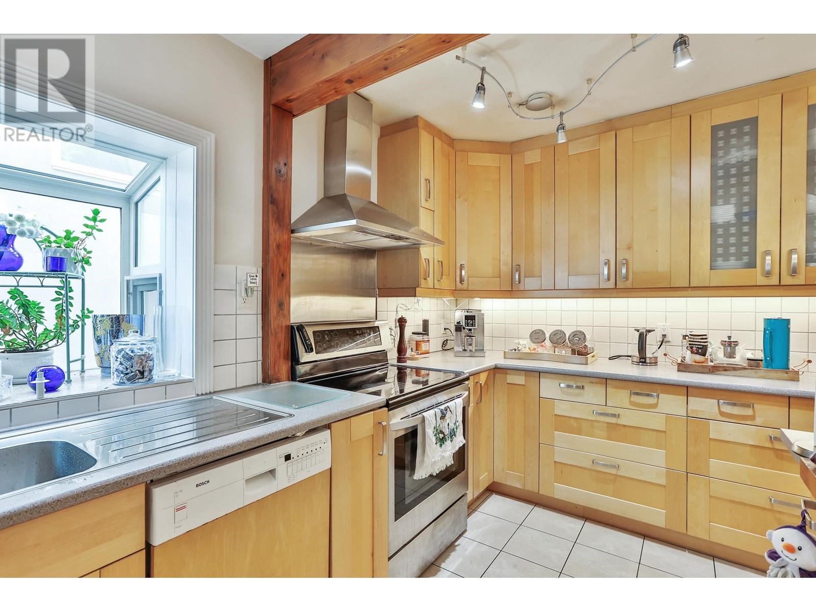 4732 Maitland Street, Burnaby, British Columbia  V5H 1N2 - Photo 2 - R2811005