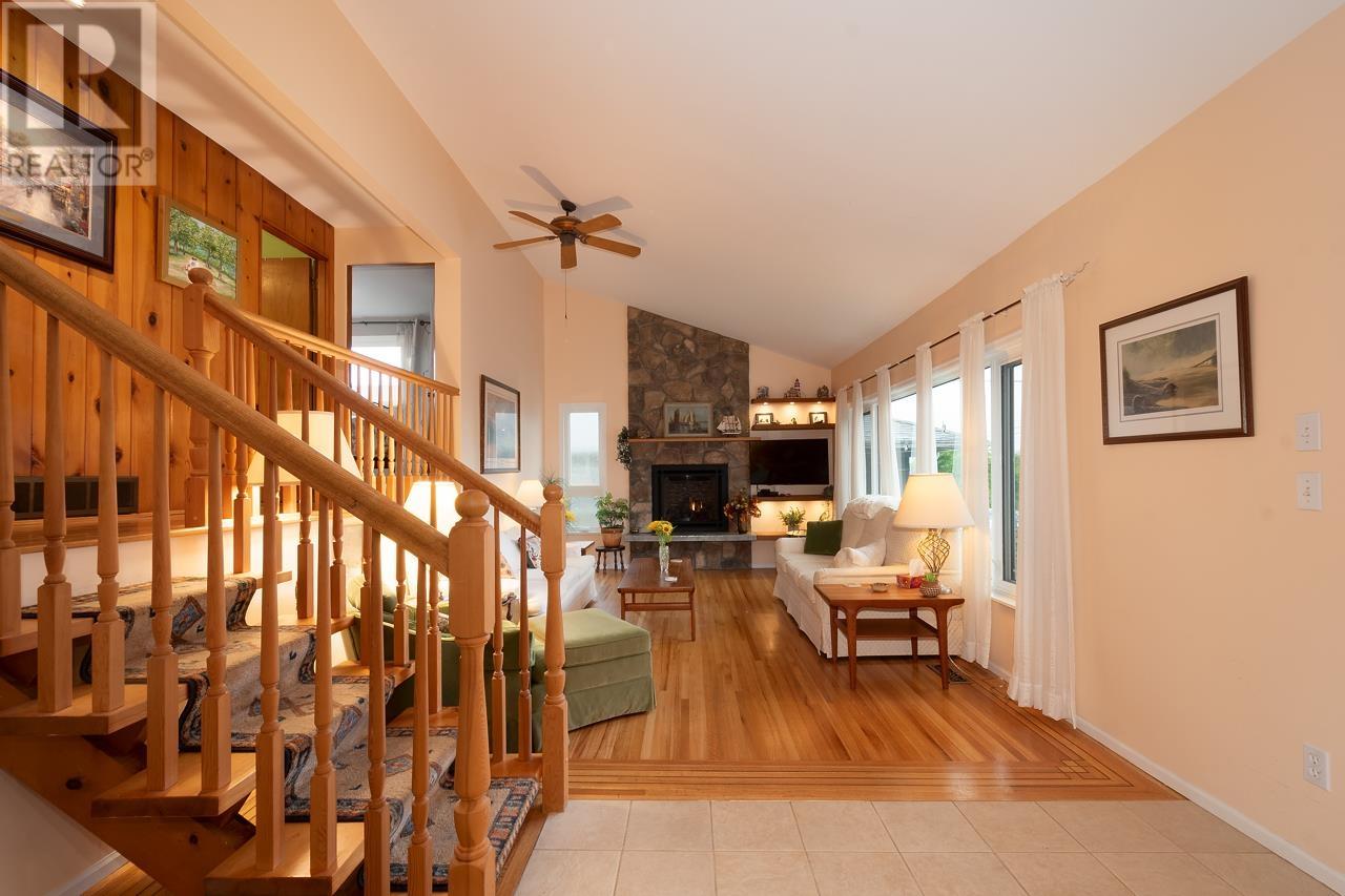 4218 Caddy Road, North Vancouver, British Columbia  V7G 1B7 - Photo 4 - R2819844