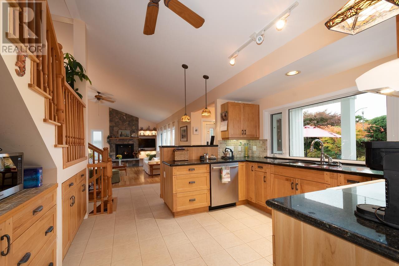 4218 Caddy Road, North Vancouver, British Columbia  V7G 1B7 - Photo 11 - R2819844