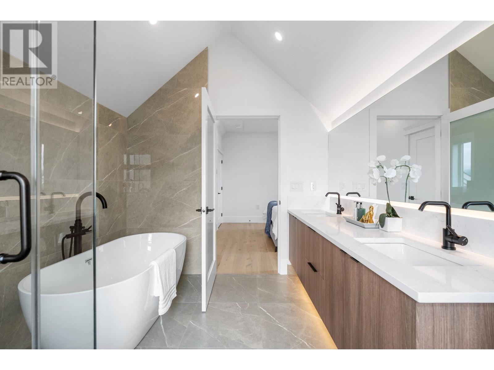 2 2846 Mcgill Street, Vancouver, British Columbia  V5K 1H6 - Photo 19 - R2820008