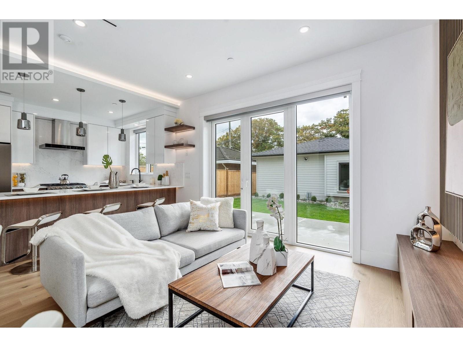 2 2846 Mcgill Street, Vancouver, British Columbia  V5K 1H6 - Photo 4 - R2820008