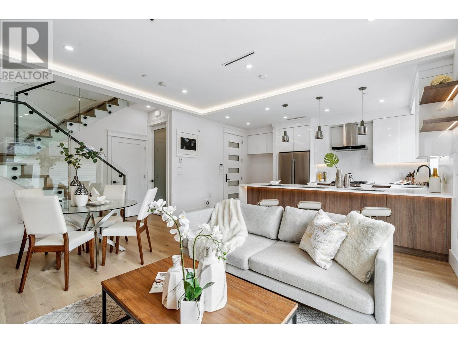 2 2846 Mcgill Street, Vancouver, British Columbia  V5K 1H6 - Photo 1 - R2820008