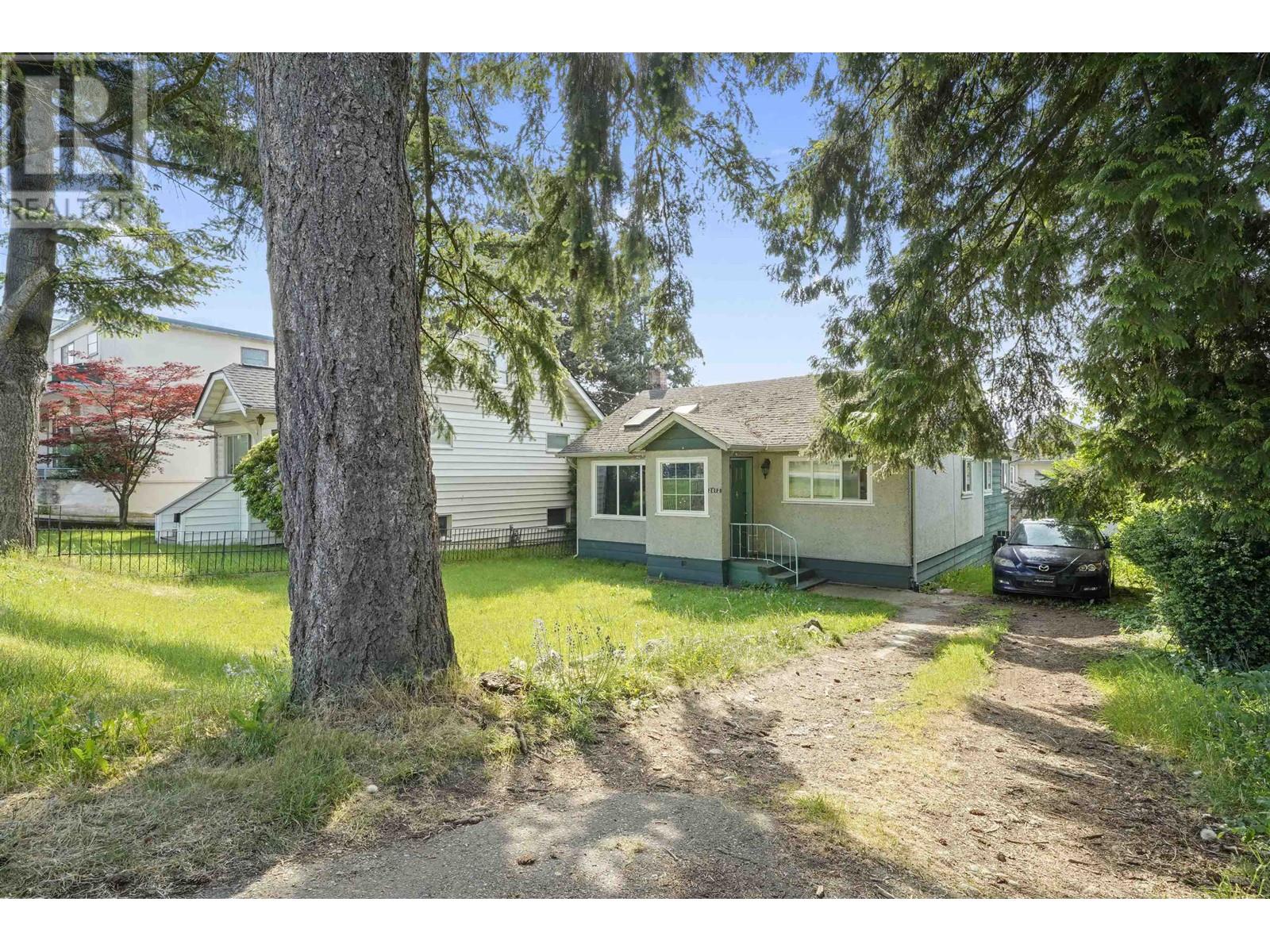 2012 Eighth Avenue, New Westminster, British Columbia  V3M 2T5 - Photo 2 - R2820328