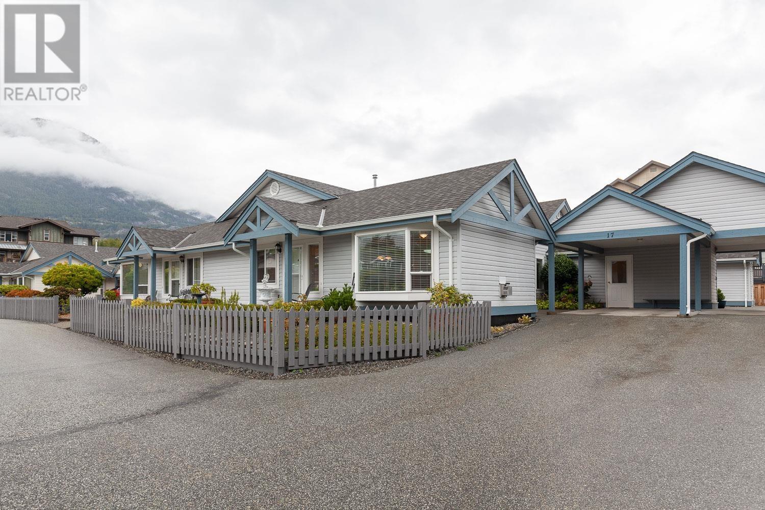 17 1201 Pemberton Avenue, Squamish, British Columbia  V8B 0J7 - Photo 2 - R2820408