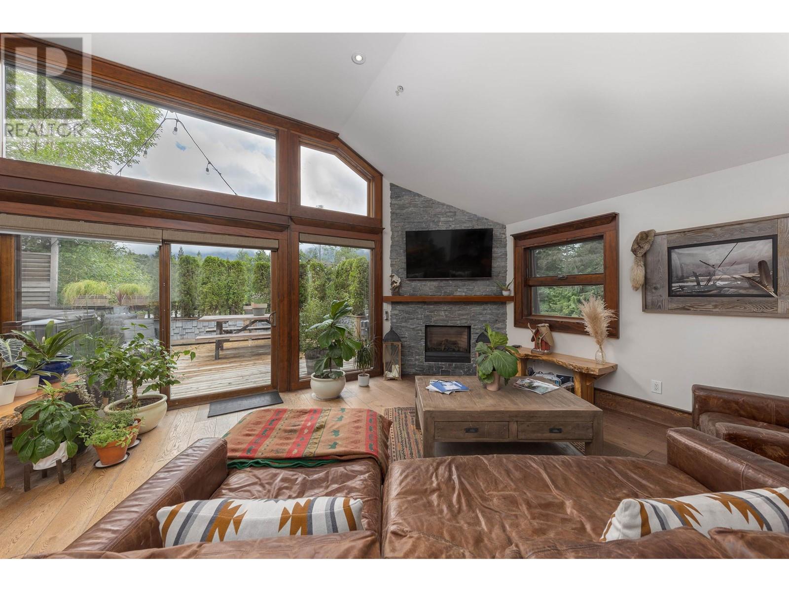 2030 N Rustad Road, Squamish, British Columbia  V0N 1H0 - Photo 5 - R2793918