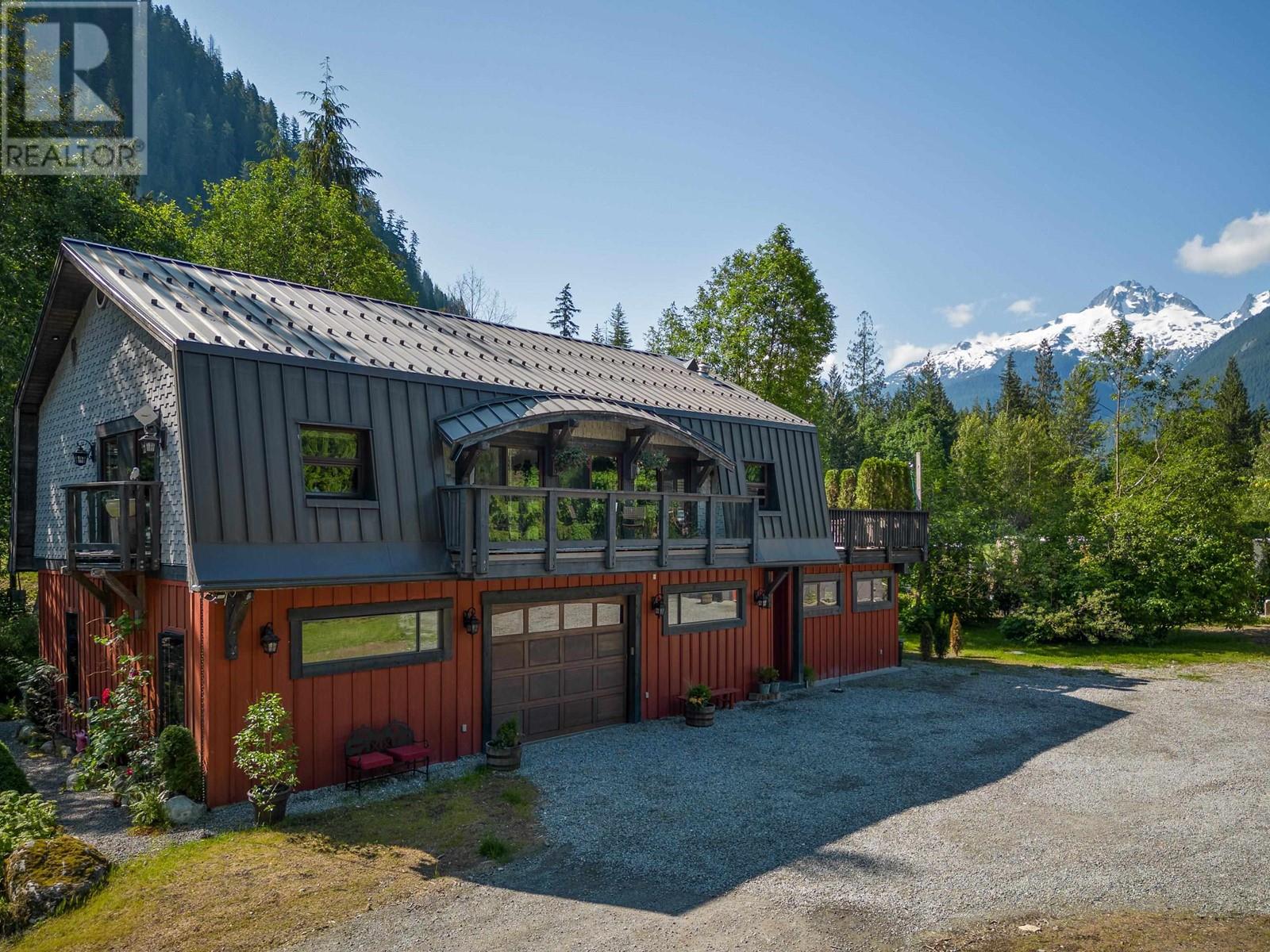 2030 N Rustad Road, Squamish, British Columbia  V0N 1H0 - Photo 2 - R2793918