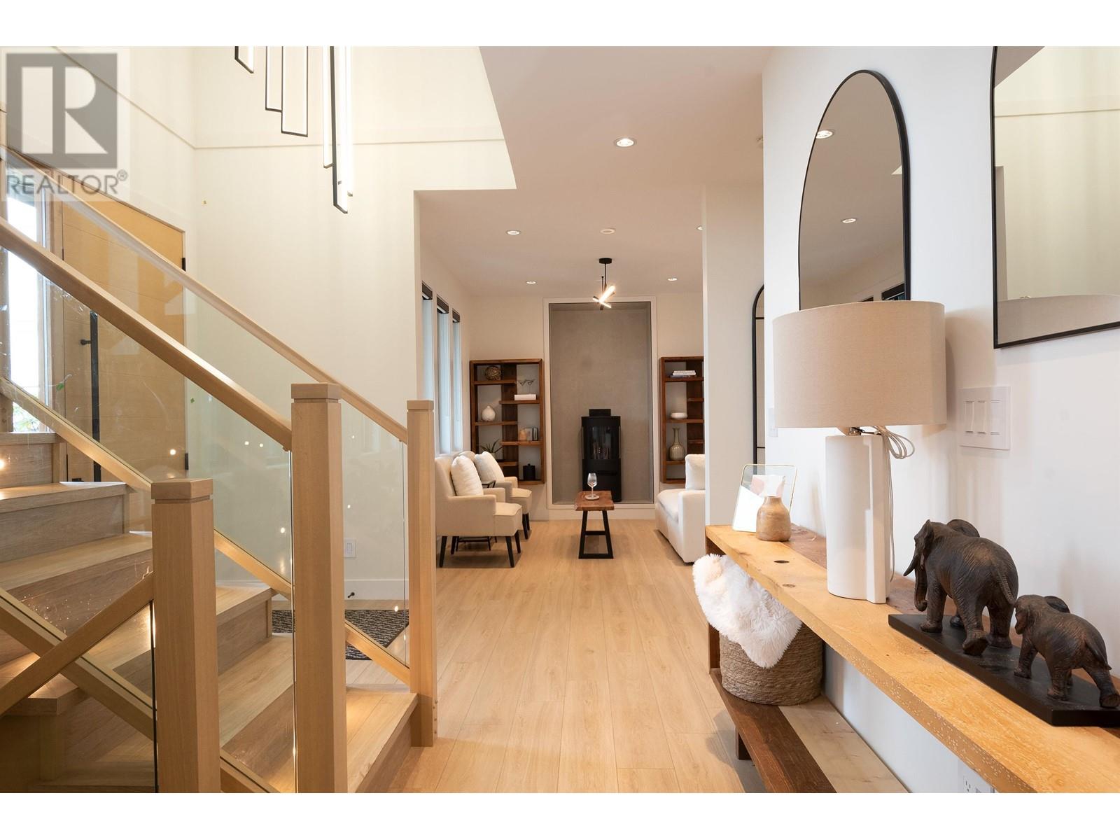 718 E Keith Road, North Vancouver, British Columbia  V7L 1W7 - Photo 4 - R2820159