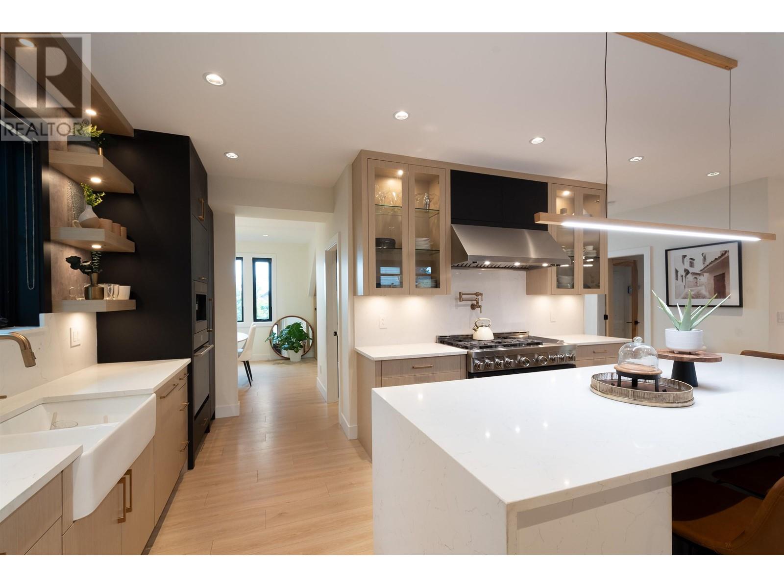 718 E Keith Road, North Vancouver, British Columbia  V7L 1W7 - Photo 9 - R2820159