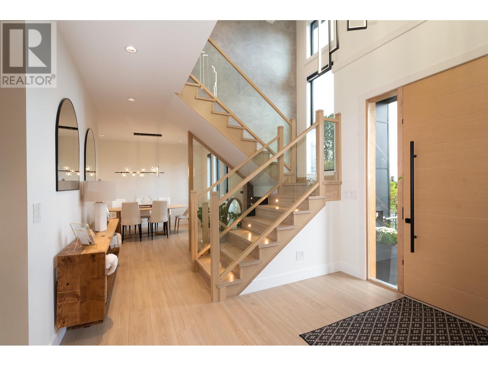718 E Keith Road, North Vancouver, British Columbia  V7L 1W7 - Photo 2 - R2820159