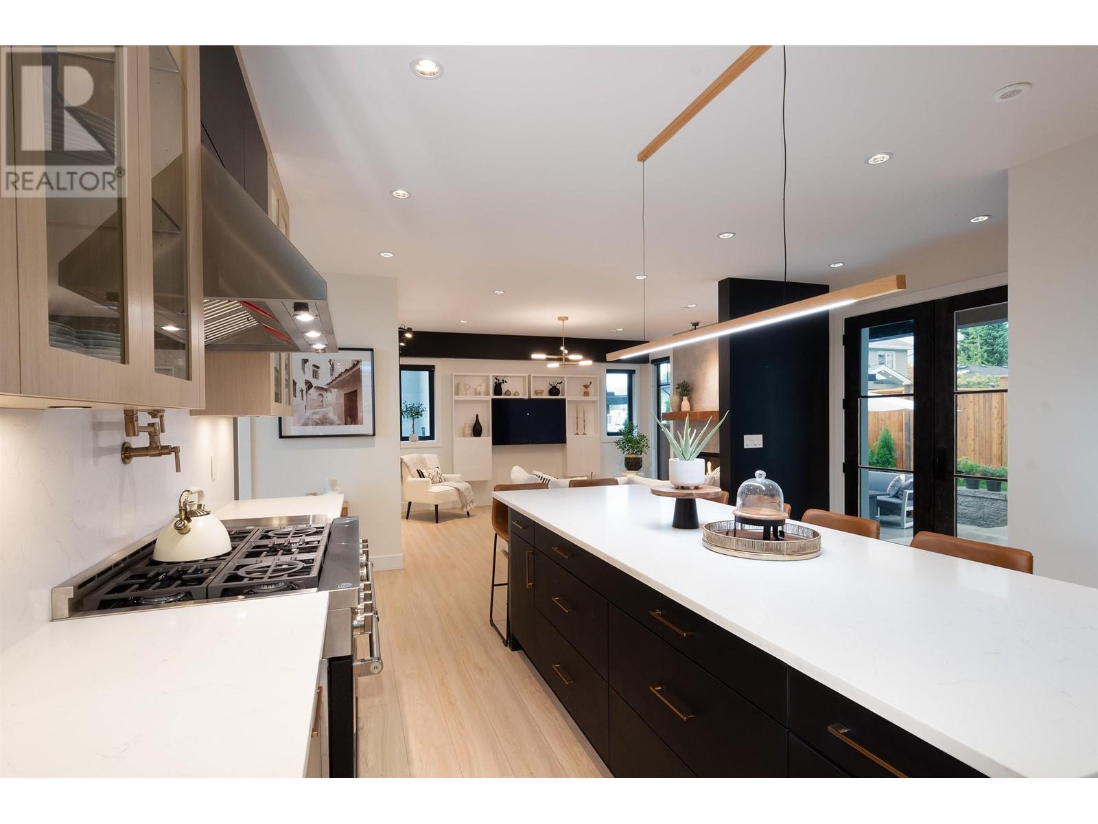 718 E Keith Road, North Vancouver, British Columbia  V7L 1W7 - Photo 13 - R2820159
