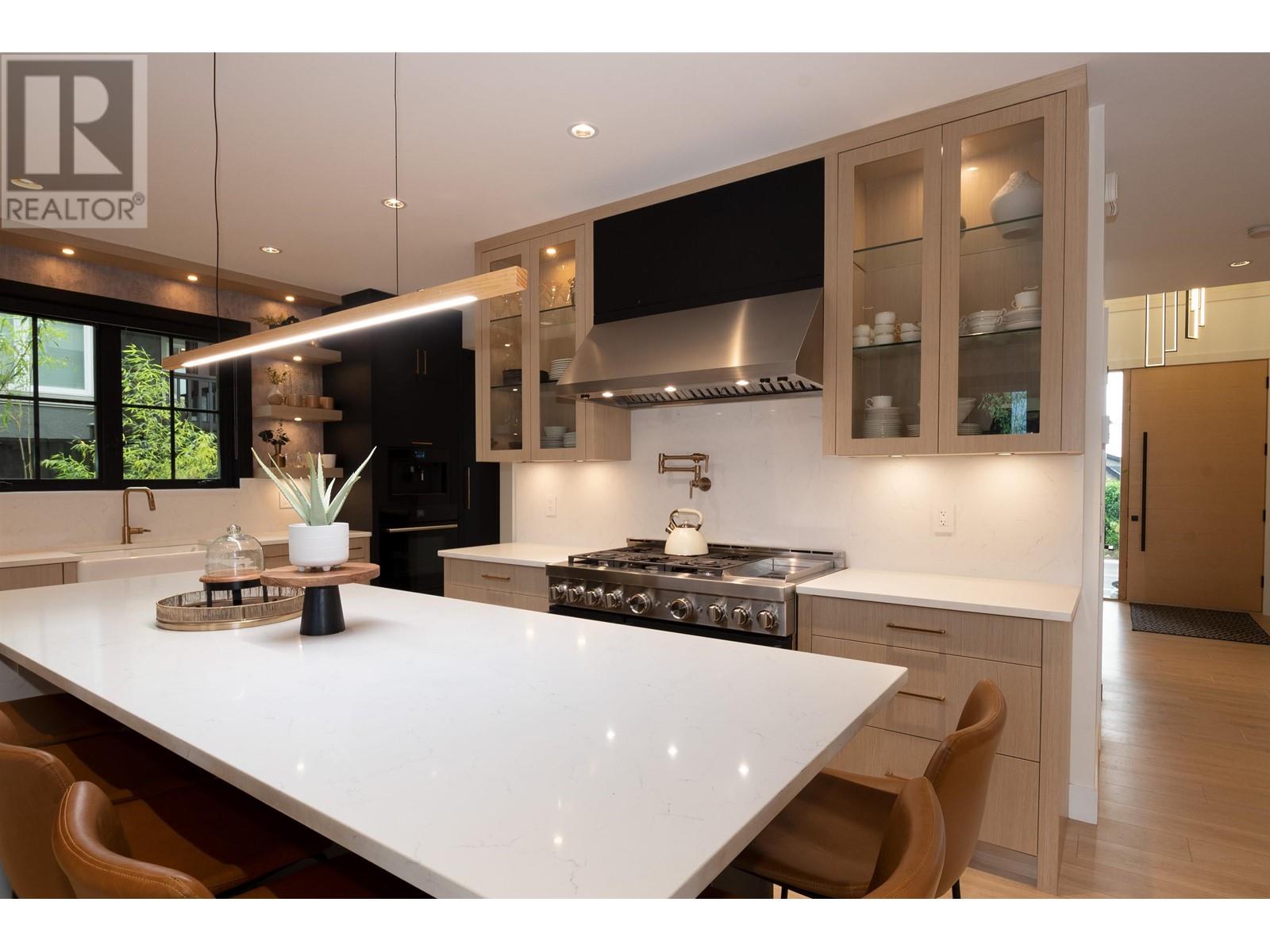 718 E Keith Road, North Vancouver, British Columbia  V7L 1W7 - Photo 10 - R2820159