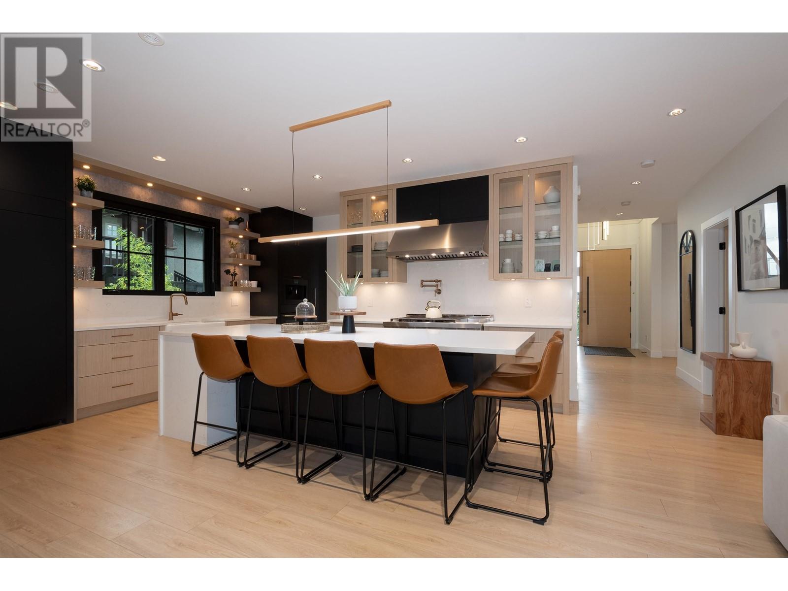 718 E Keith Road, North Vancouver, British Columbia  V7L 1W7 - Photo 11 - R2820159