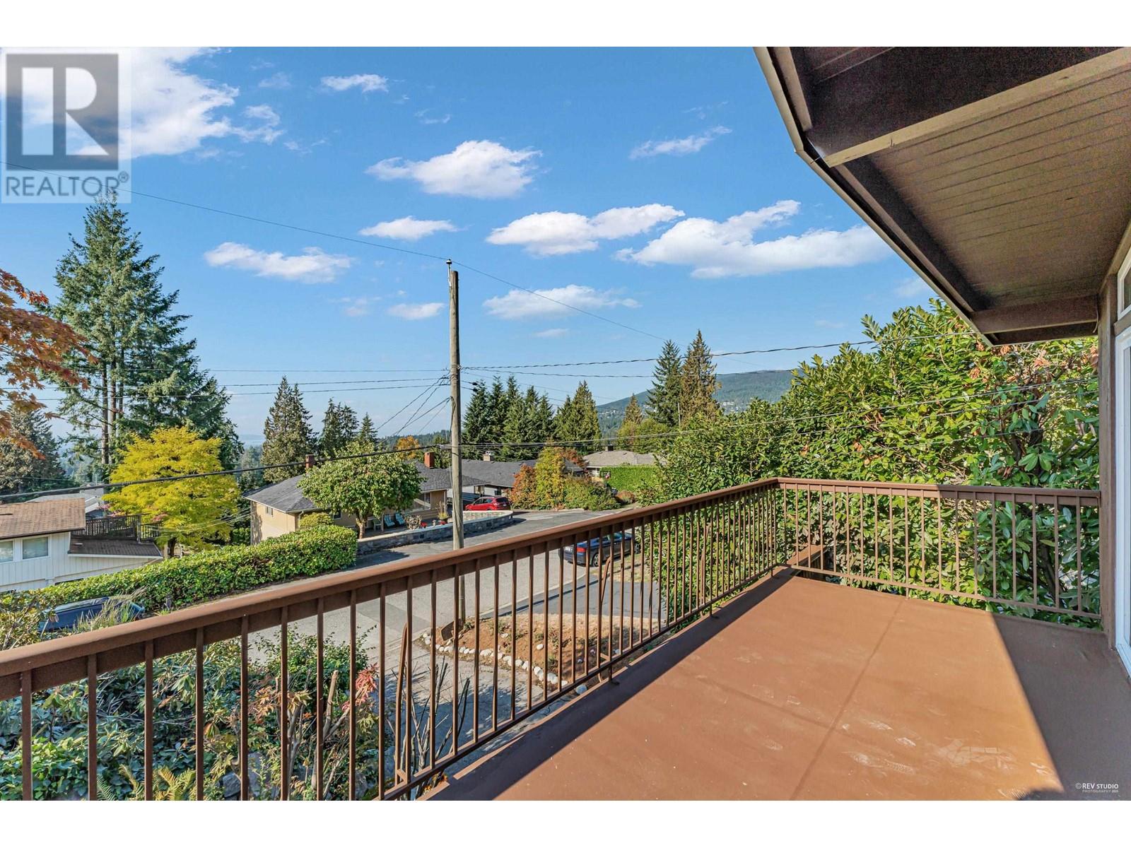 734 Crystal Court, North Vancouver, British Columbia  V7R 2B5 - Photo 31 - R2820428