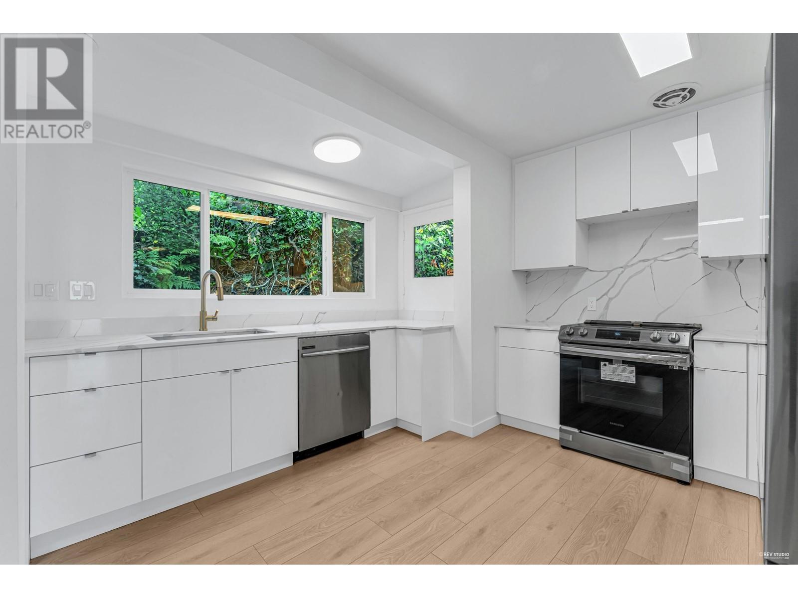 734 Crystal Court, North Vancouver, British Columbia  V7R 2B5 - Photo 19 - R2820428
