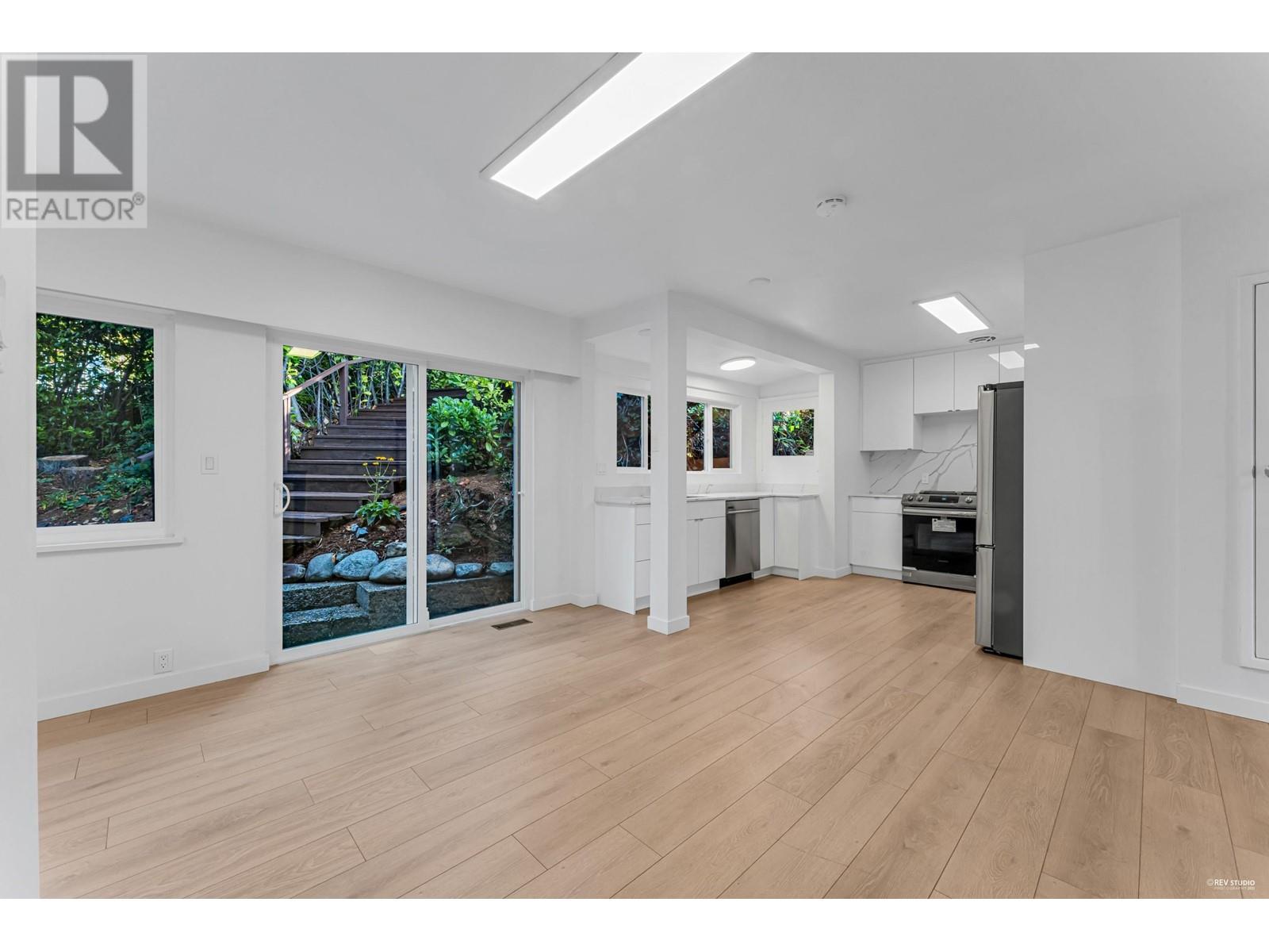 734 Crystal Court, North Vancouver, British Columbia  V7R 2B5 - Photo 13 - R2820428