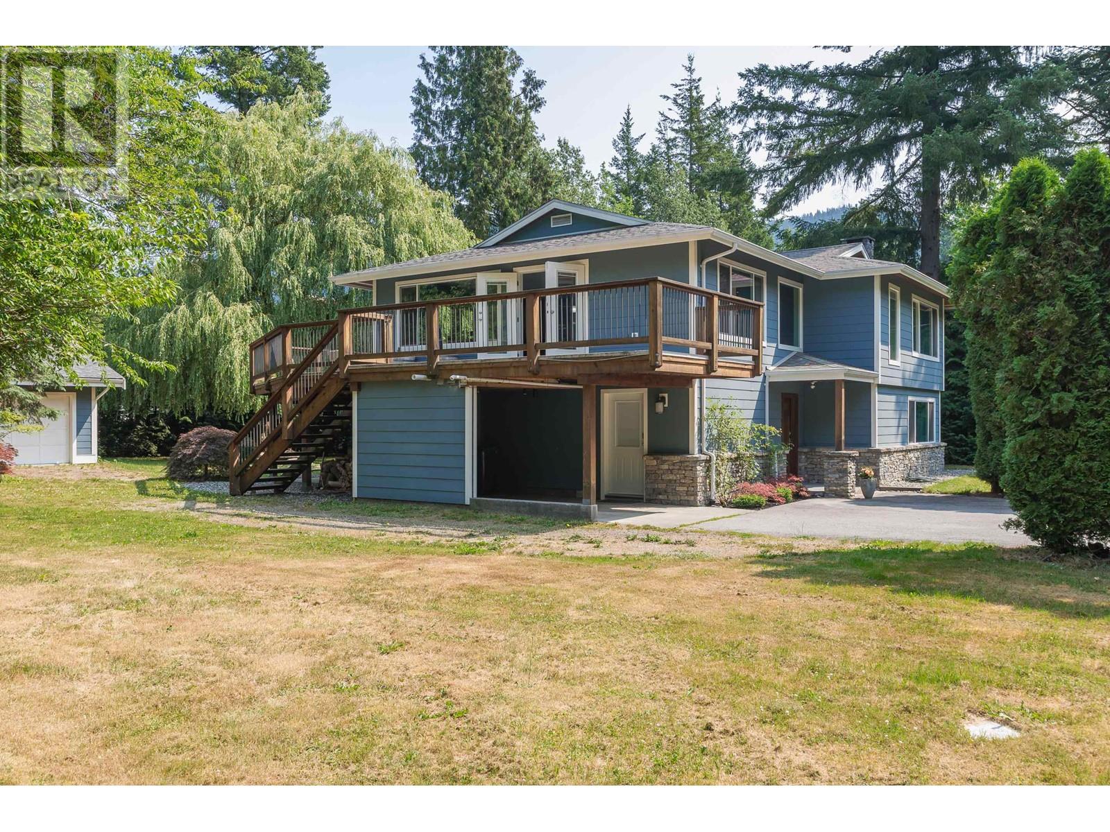 1269 Judd Road, Squamish, British Columbia  V0N 1H0 - Photo 3 - R2820541