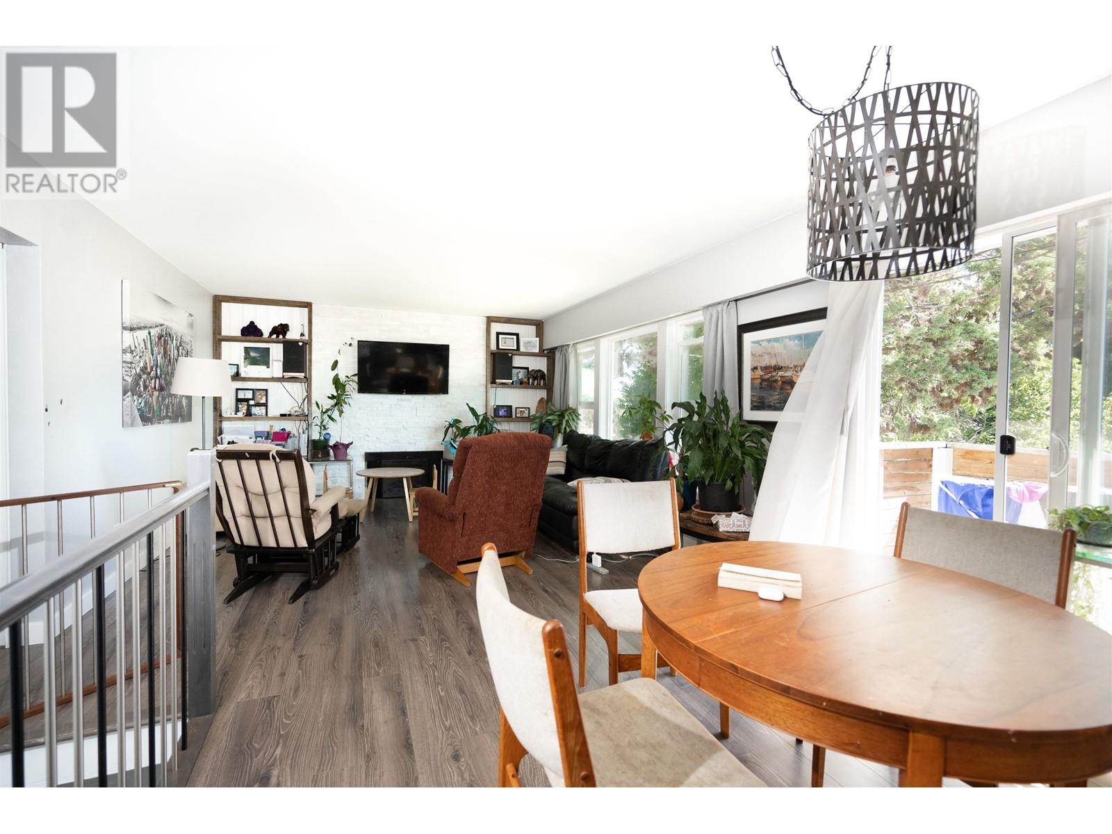 5565 Eleanor Street, Burnaby, British Columbia  V5J 3E1 - Photo 2 - R2820583