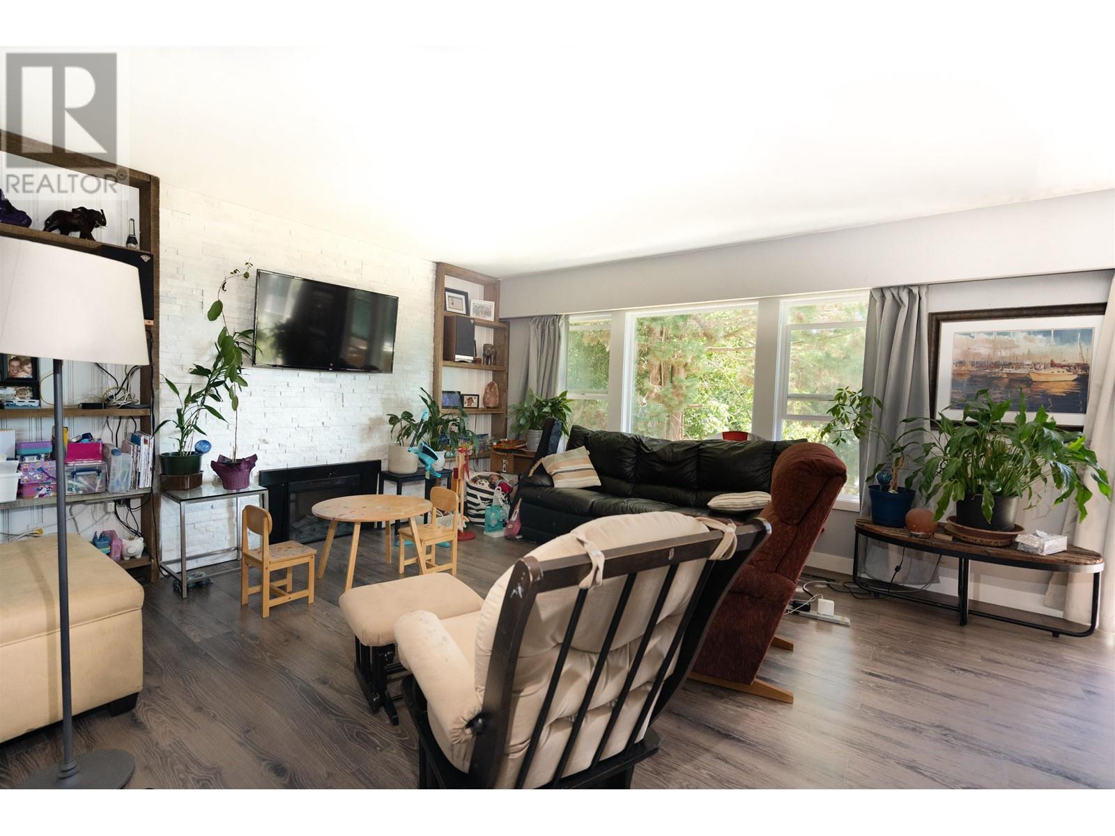 5565 Eleanor Street, Burnaby, British Columbia  V5J 3E1 - Photo 3 - R2820583