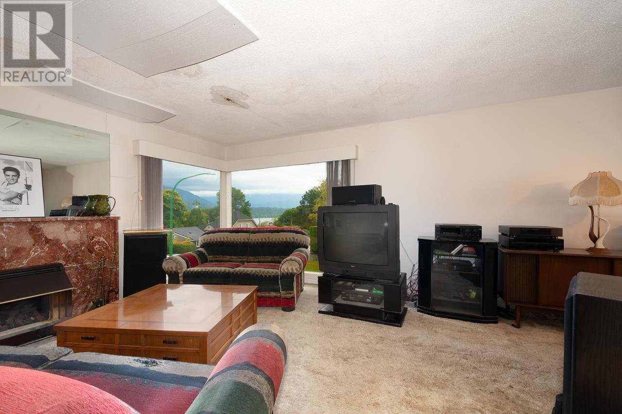 3996 Edinburgh Street, Burnaby, British Columbia  V5C 1R7 - Photo 4 - R2820605