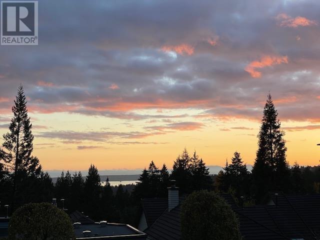 5703 Owl Court, North Vancouver, British Columbia  V7R 4V1 - Photo 2 - R2820518