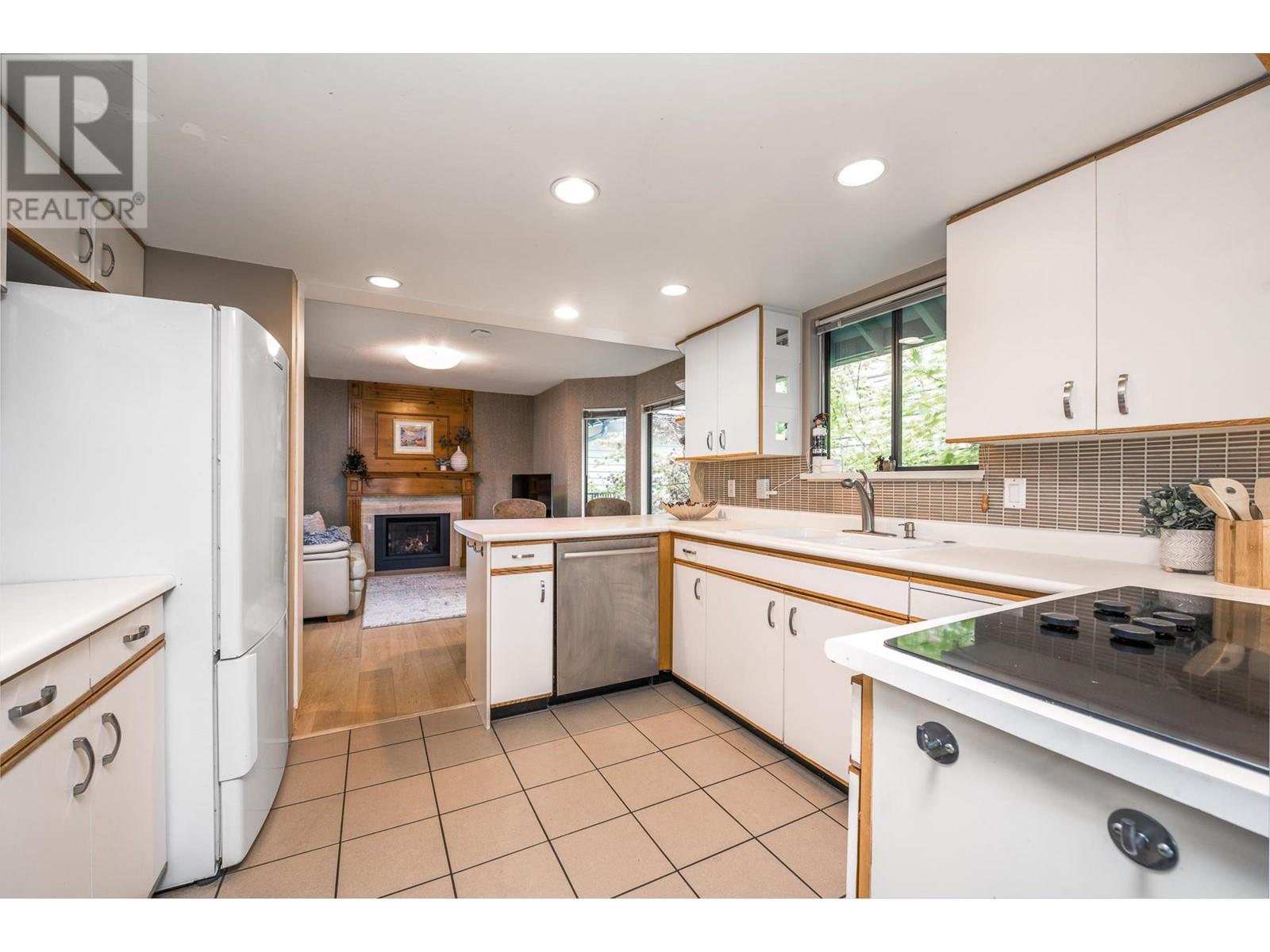 5703 Owl Court, North Vancouver, British Columbia  V7R 4V1 - Photo 6 - R2820518