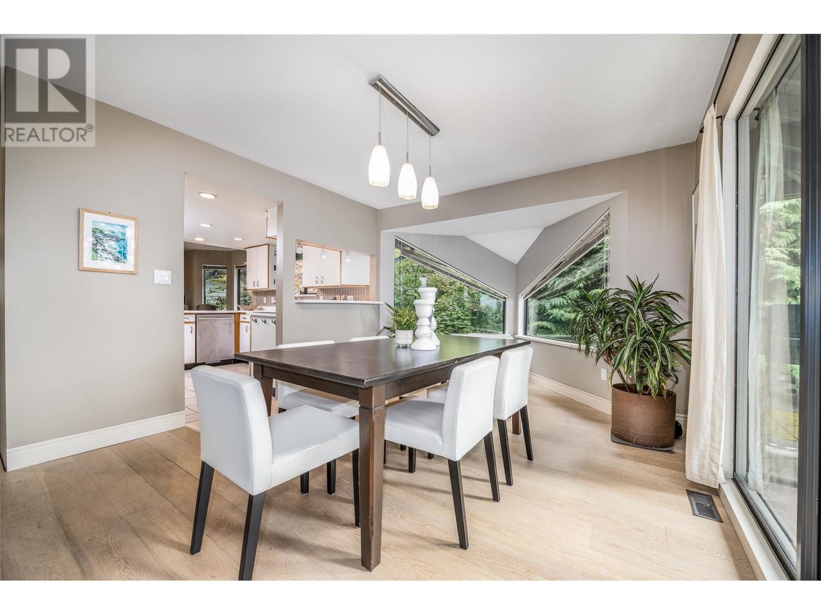 5703 Owl Court, North Vancouver, British Columbia  V7R 4V1 - Photo 5 - R2820518