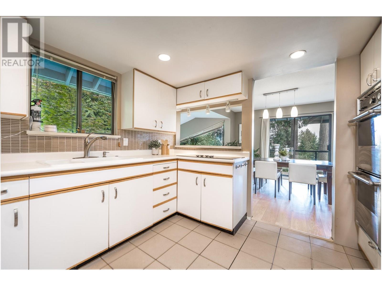 5703 Owl Court, North Vancouver, British Columbia  V7R 4V1 - Photo 7 - R2820518