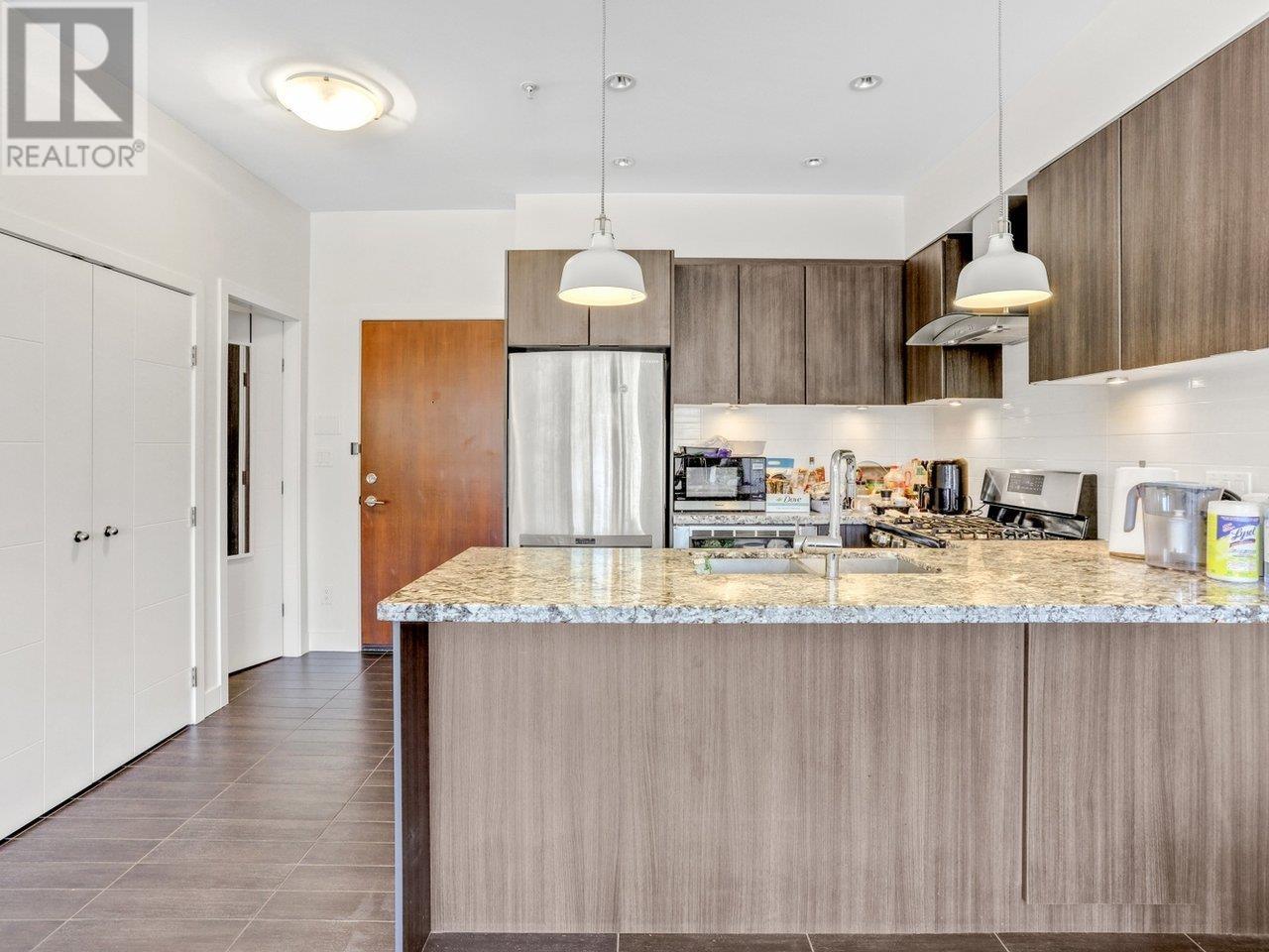 401 5688 Hastings Street, Burnaby, British Columbia  V5B 1R4 - Photo 3 - R2820641