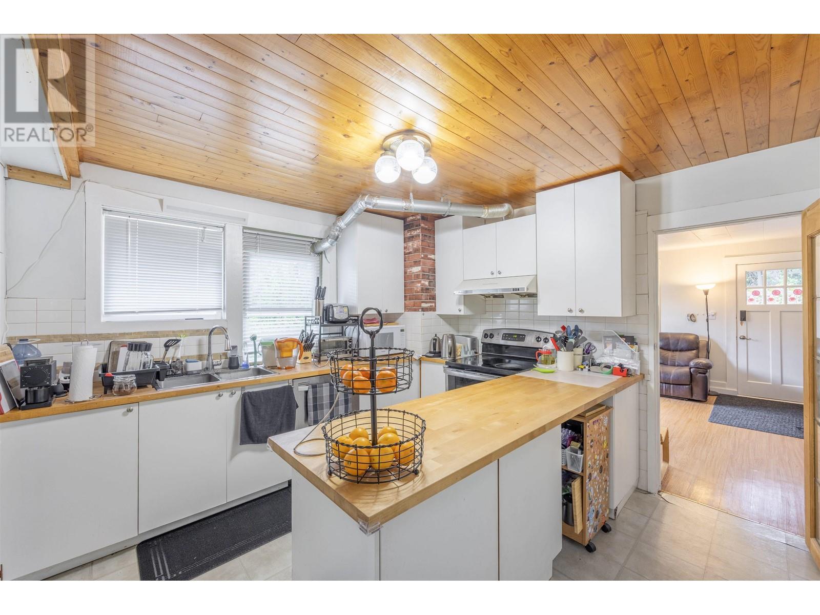 634 Rochester Avenue, Coquitlam, British Columbia  V3K 2V7 - Photo 1 - R2816926