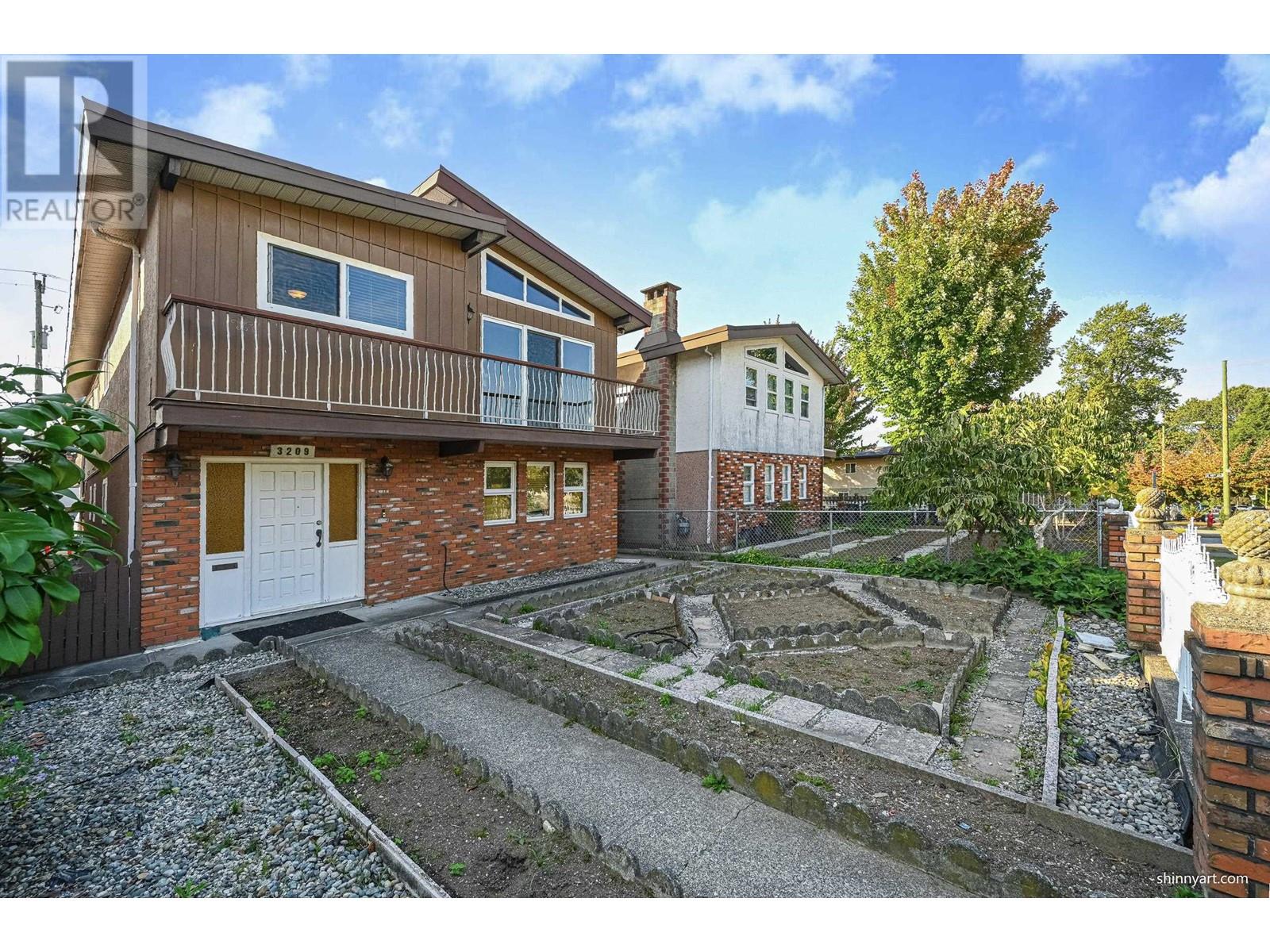 3209 Renfrew Street, Vancouver, British Columbia  V5M 3L2 - Photo 1 - R2820754