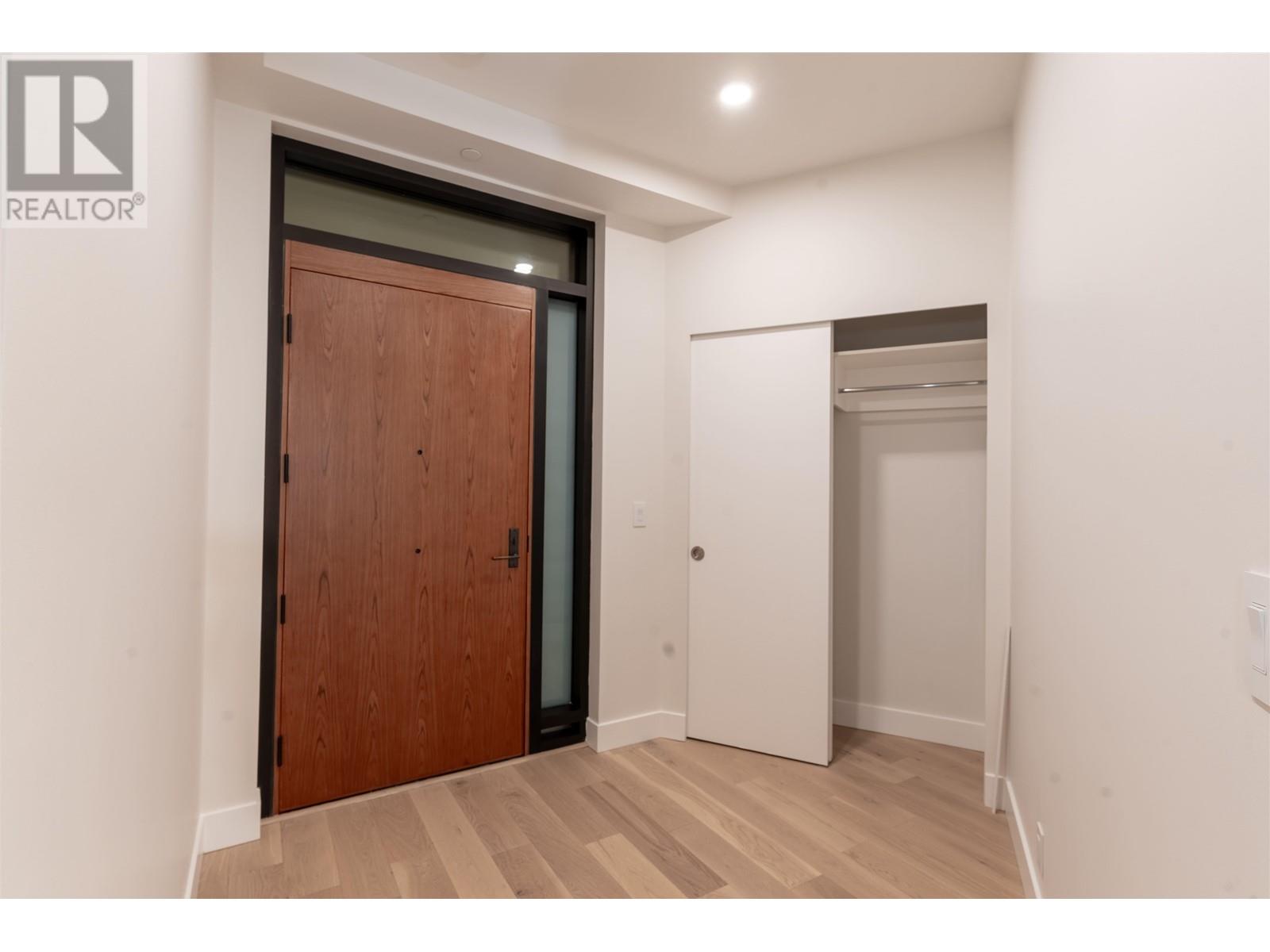 202 6687 Nelson Avenue, West Vancouver, British Columbia  V7W 2B2 - Photo 3 - R2820760