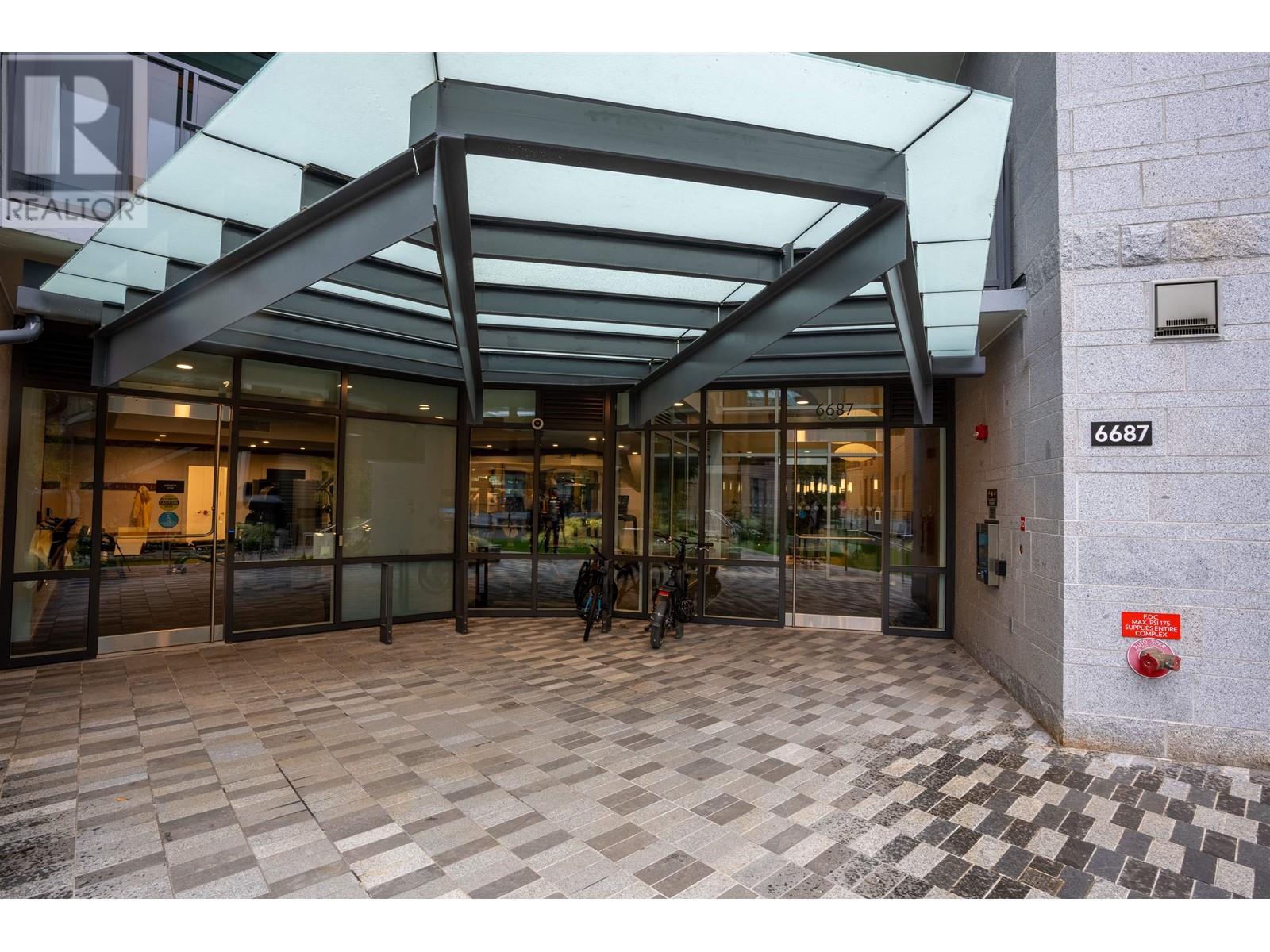 202 6687 Nelson Avenue, West Vancouver, British Columbia  V7W 2B2 - Photo 2 - R2820760