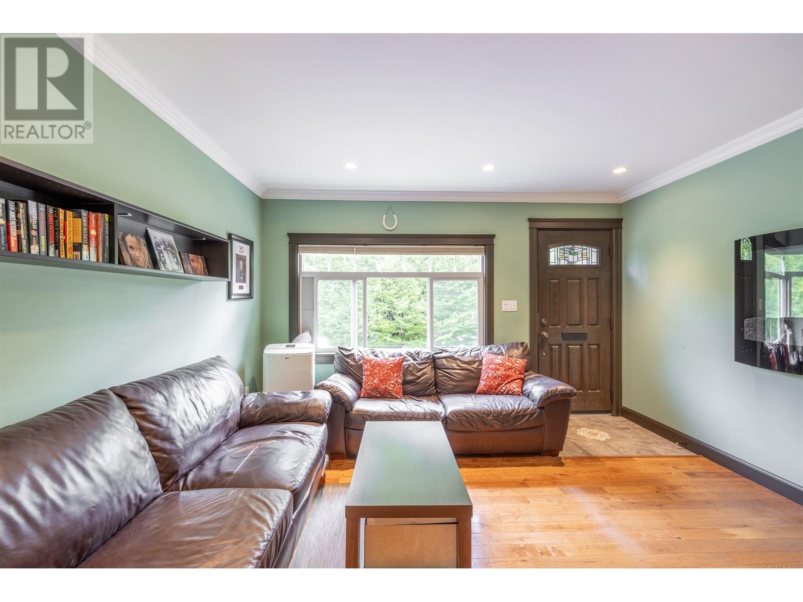 3645 Slocan Street, Vancouver, British Columbia  V5M 3G1 - Photo 2 - R2820429
