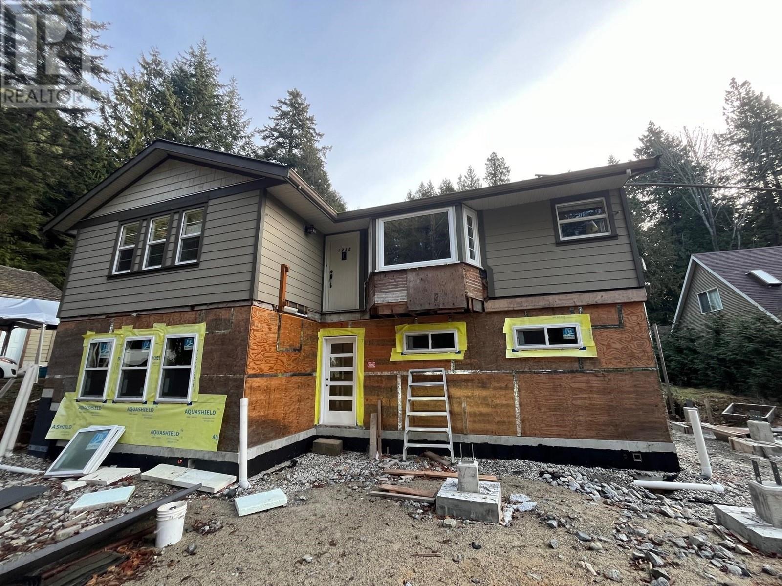 958 Feeney Road, Gibsons, British Columbia  V0N 1V6 - Photo 3 - R2815064