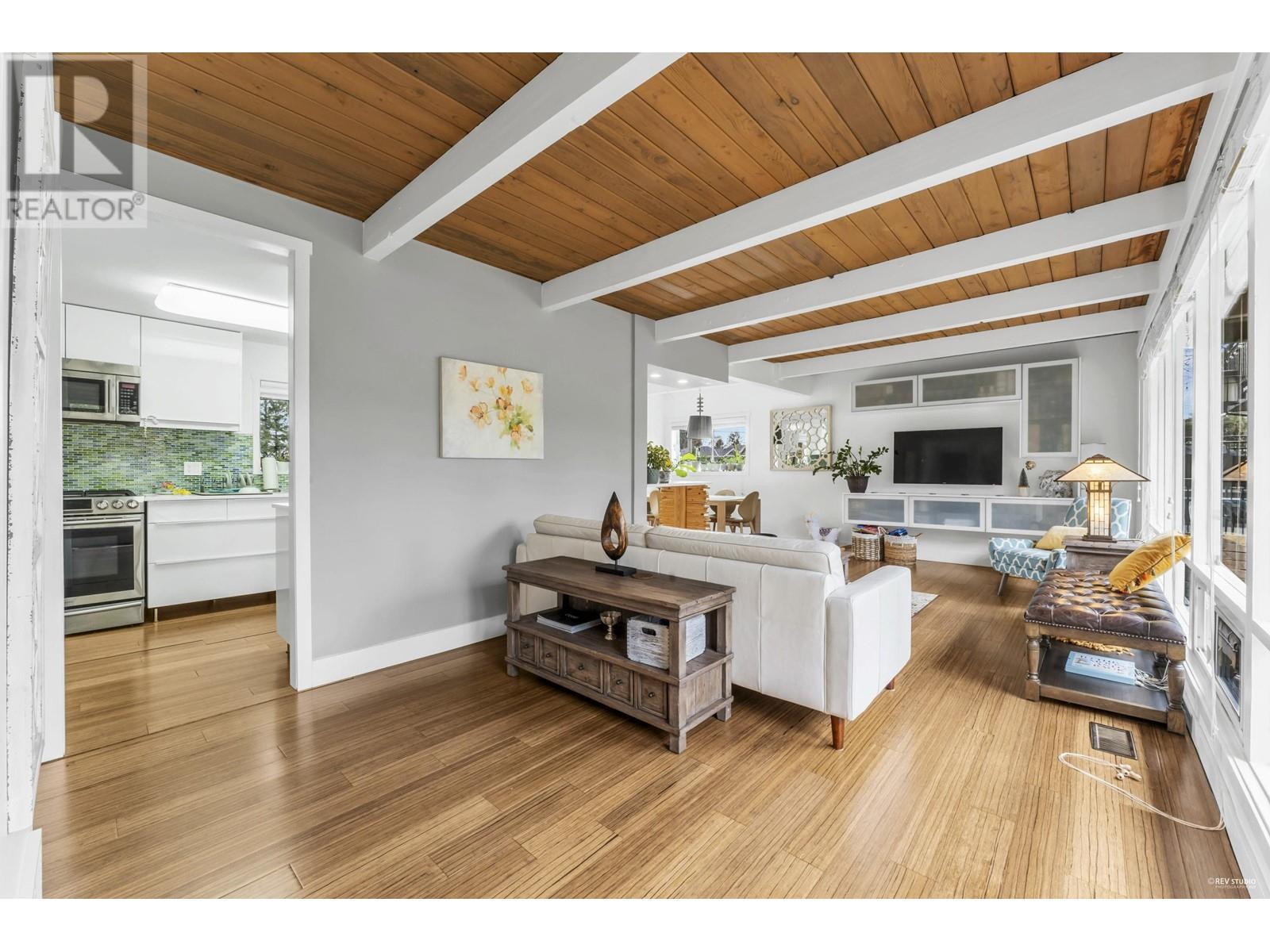 857 E 12th Street, North Vancouver, British Columbia  V7L 2L2 - Photo 10 - R2821067