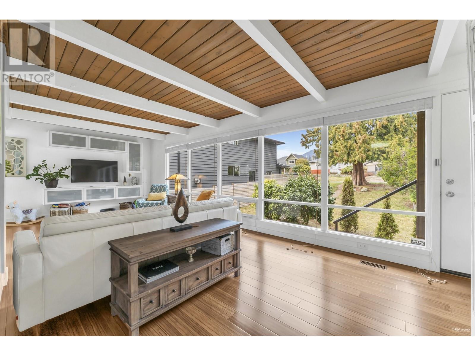 857 E 12th Street, North Vancouver, British Columbia  V7L 2L2 - Photo 11 - R2821067