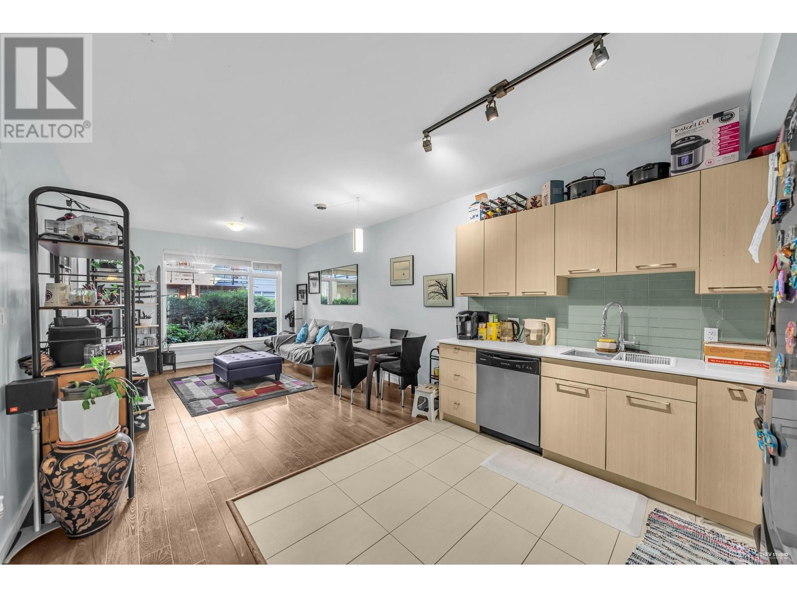 201 5248 Grimmer Street, Burnaby, British Columbia  V5H 0E1 - Photo 1 - R2816363