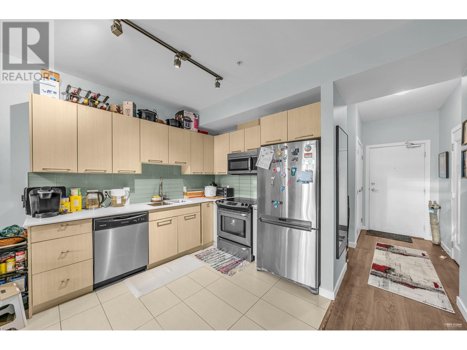 201 5248 Grimmer Street, Burnaby, British Columbia  V5H 0E1 - Photo 3 - R2816363