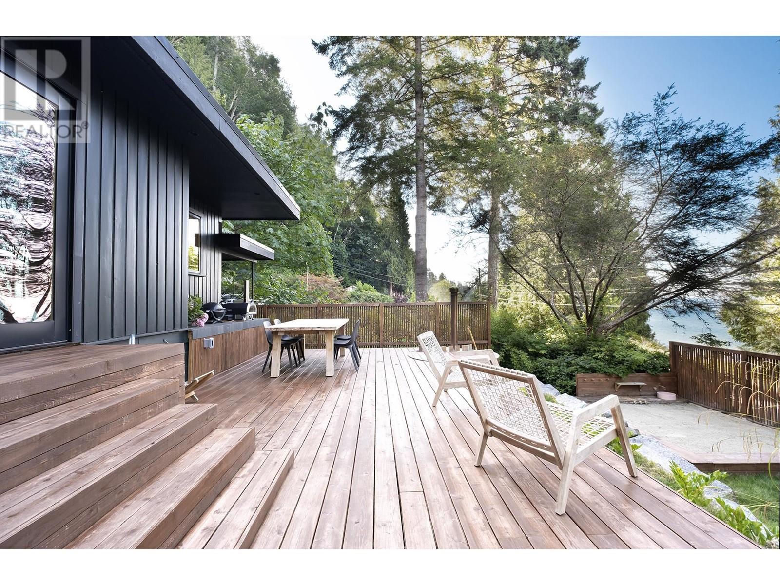 1852 Ocean Beach Esplanade, Gibsons, British Columbia  V0N 1V5 - Photo 4 - R2821314