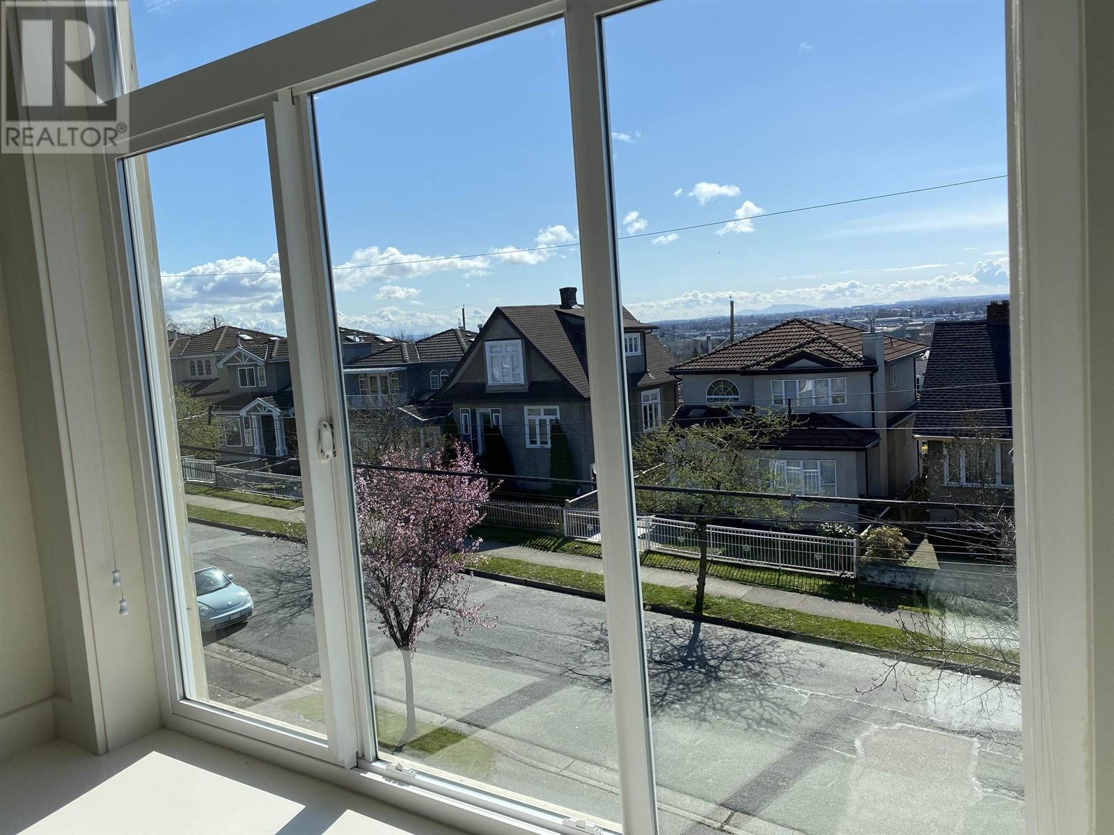 Main 717 East 61st Avenue, Vancouver, British Columbia  V5X 2C1 - Photo 3 - R2821283