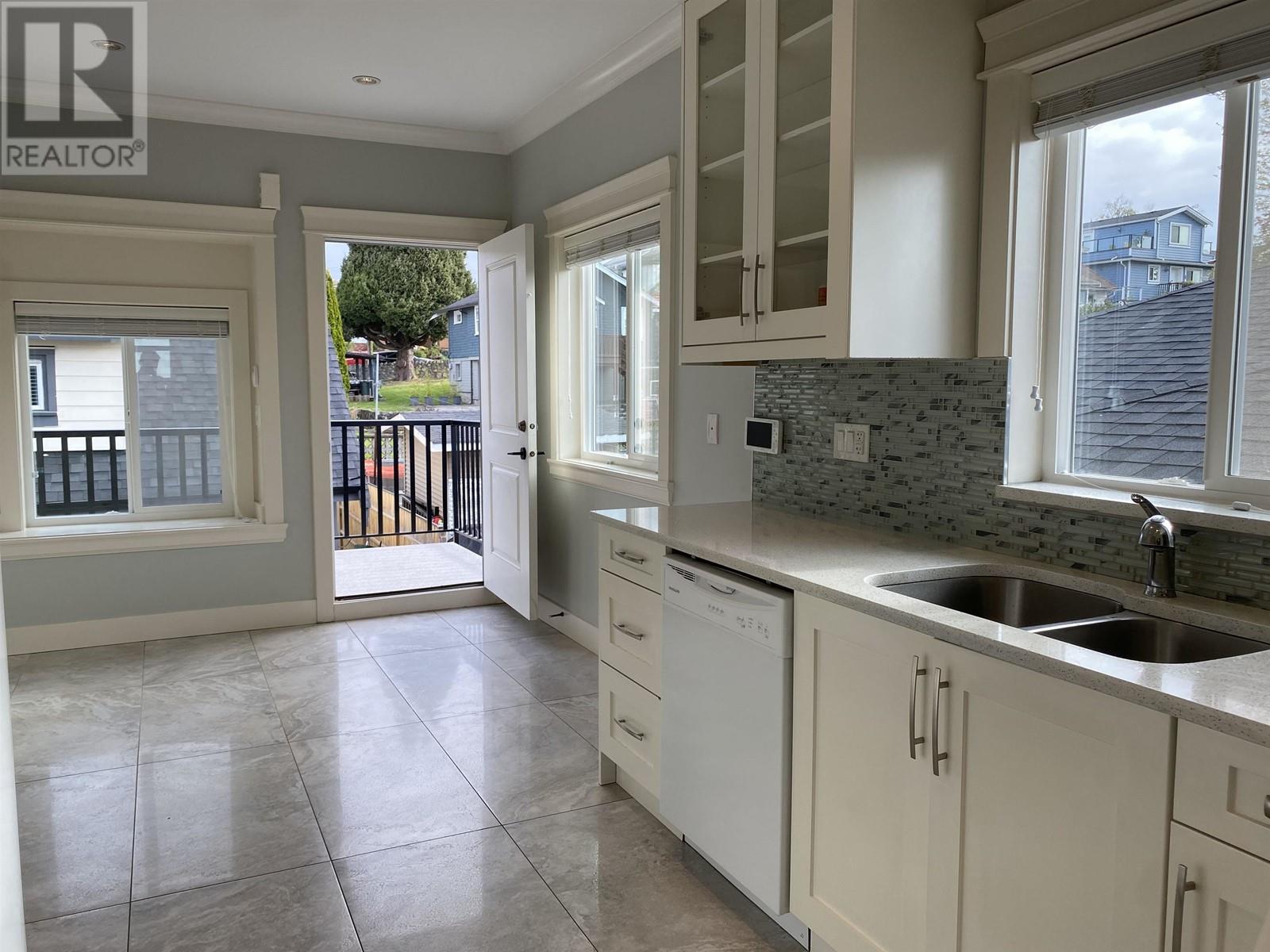 Main 717 East 61st Avenue, Vancouver, British Columbia  V5X 2C1 - Photo 5 - R2821283