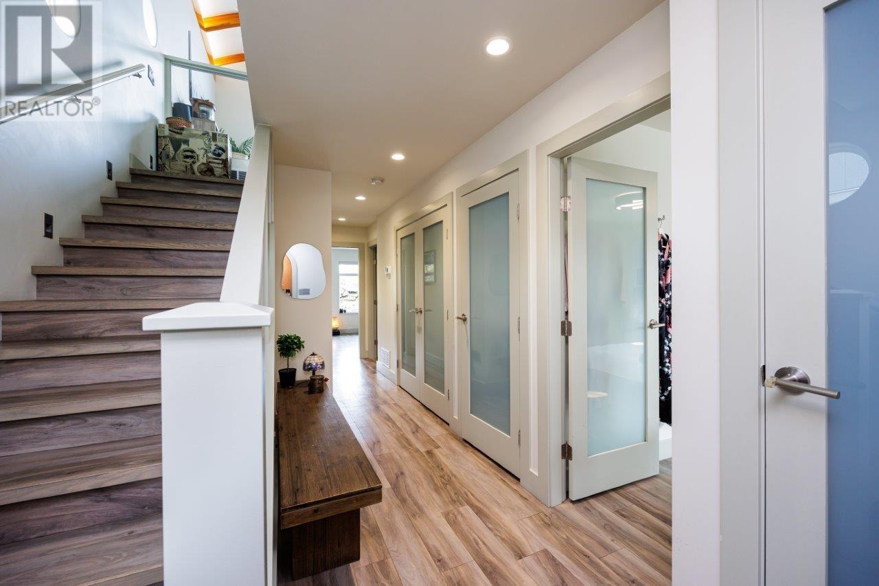 9 415 W Esplanade, North Vancouver, British Columbia  V7M 1A6 - Photo 3 - R2815251