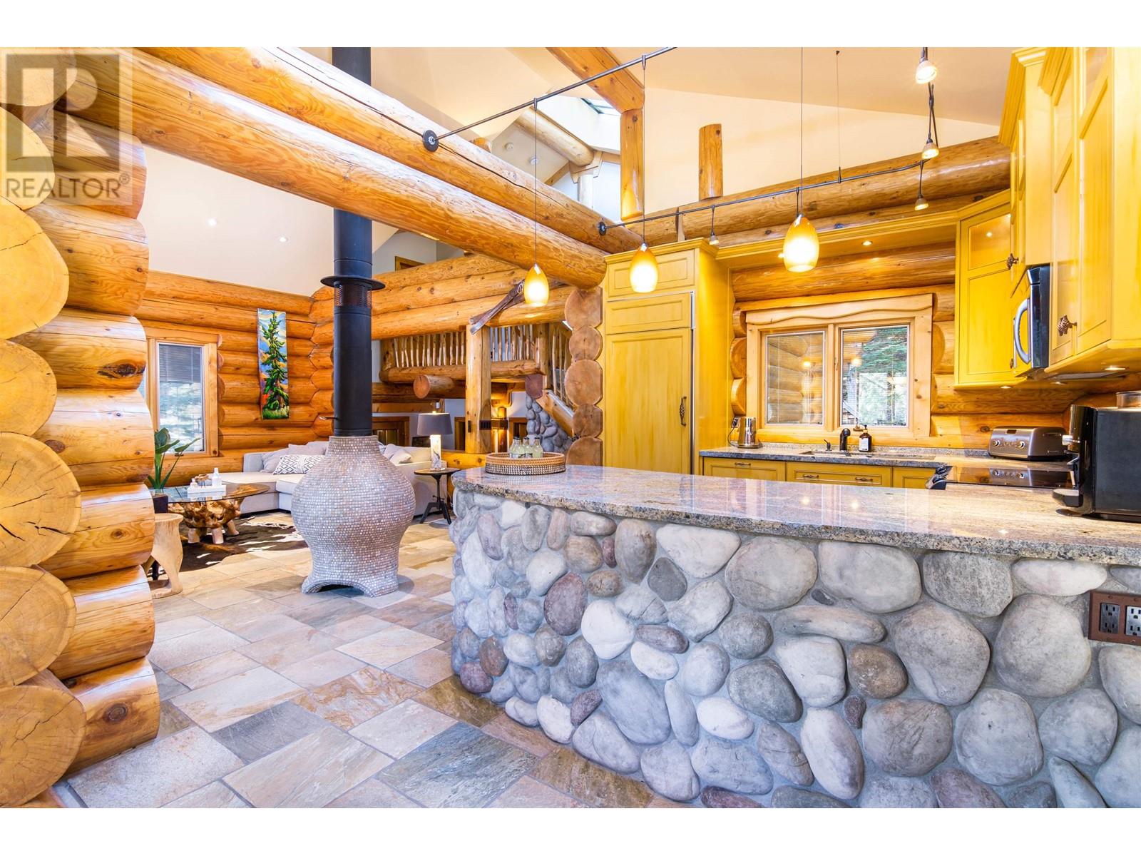 3230 Juniper Place, Whistler, British Columbia  V8E 0B8 - Photo 10 - R2821560