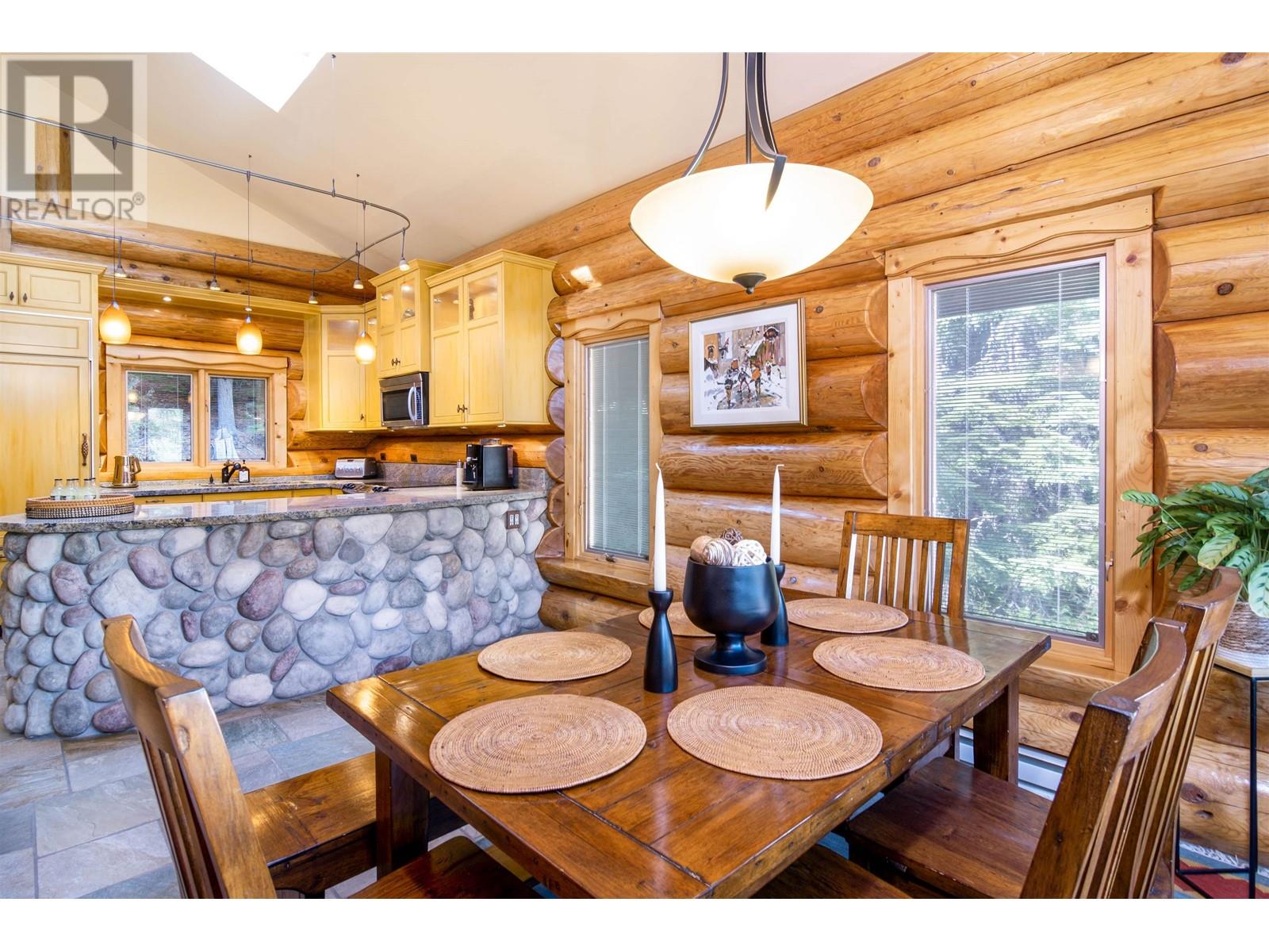 3230 Juniper Place, Whistler, British Columbia  V8E 0B8 - Photo 11 - R2821560