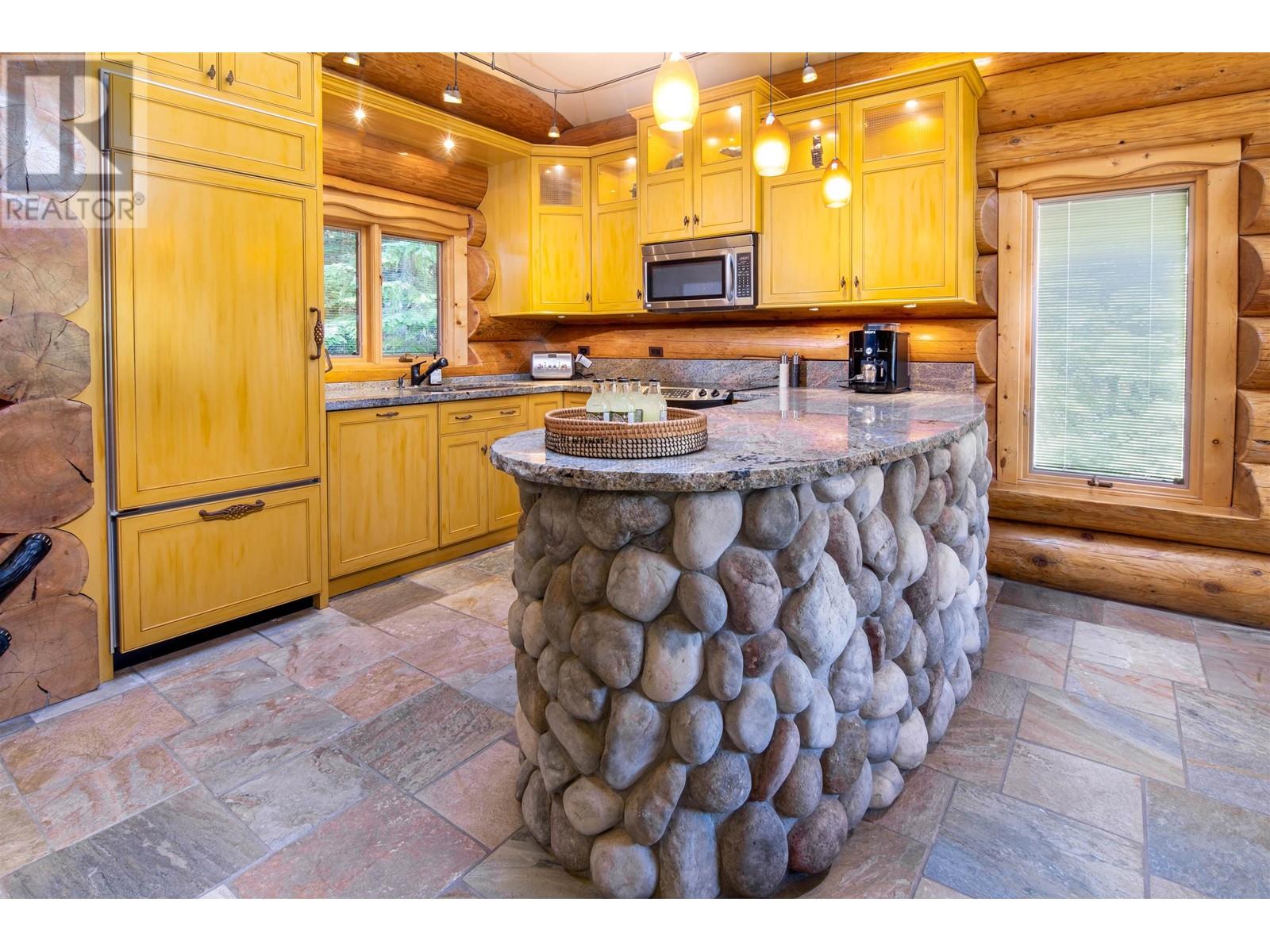 3230 Juniper Place, Whistler, British Columbia  V8E 0B8 - Photo 13 - R2821560