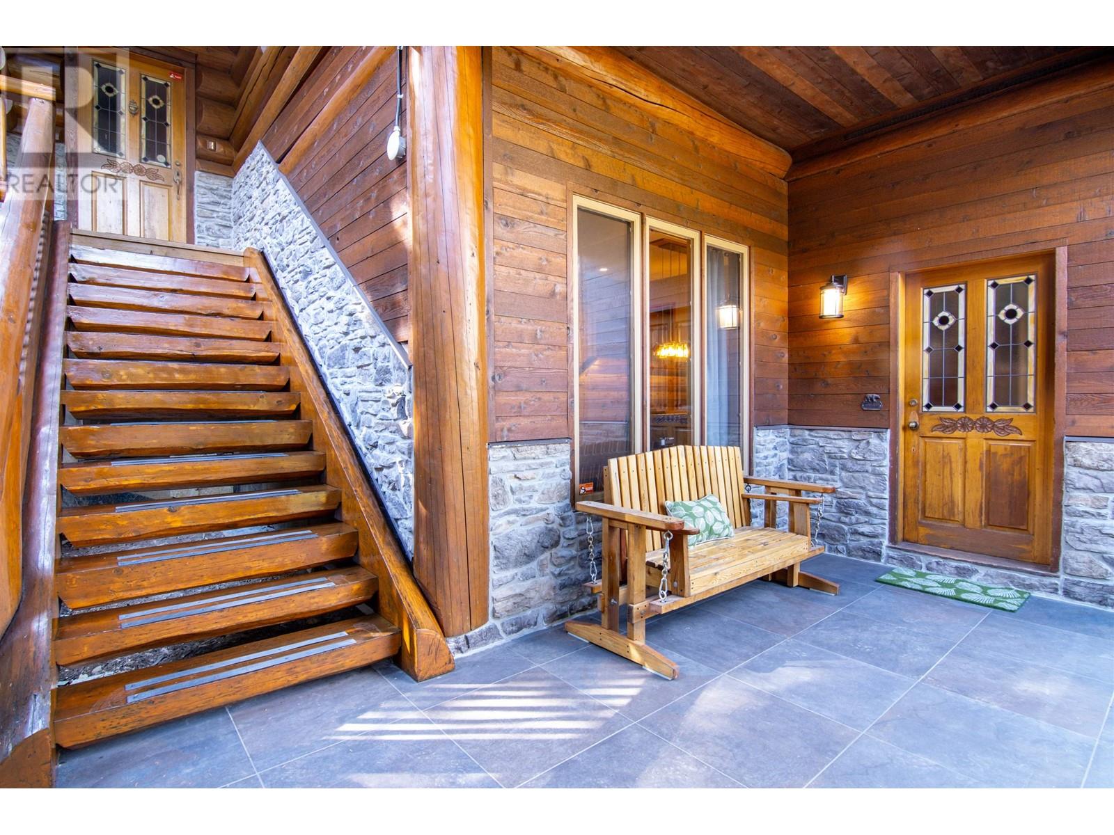 3230 Juniper Place, Whistler, British Columbia  V8E 0B8 - Photo 3 - R2821560