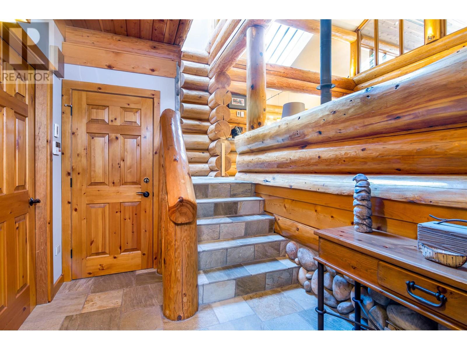 3230 Juniper Place, Whistler, British Columbia  V8E 0B8 - Photo 4 - R2821560