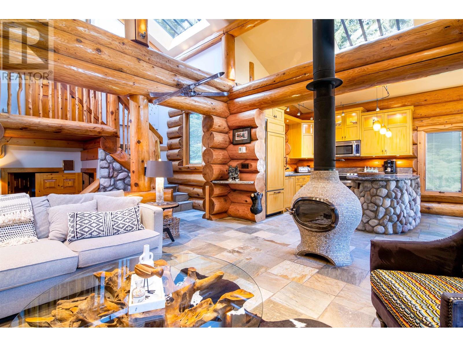 3230 Juniper Place, Whistler, British Columbia  V8E 0B8 - Photo 7 - R2821560