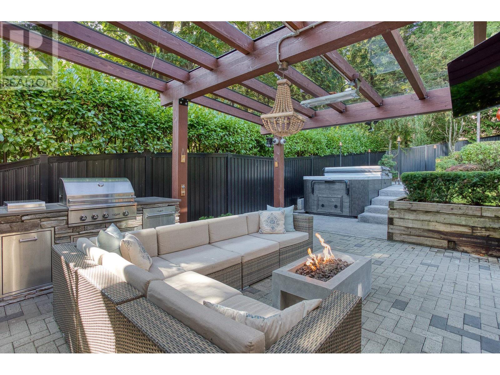 1312 Lansdowne Drive, Coquitlam, British Columbia  V3E 1K6 - Photo 33 - R2821496