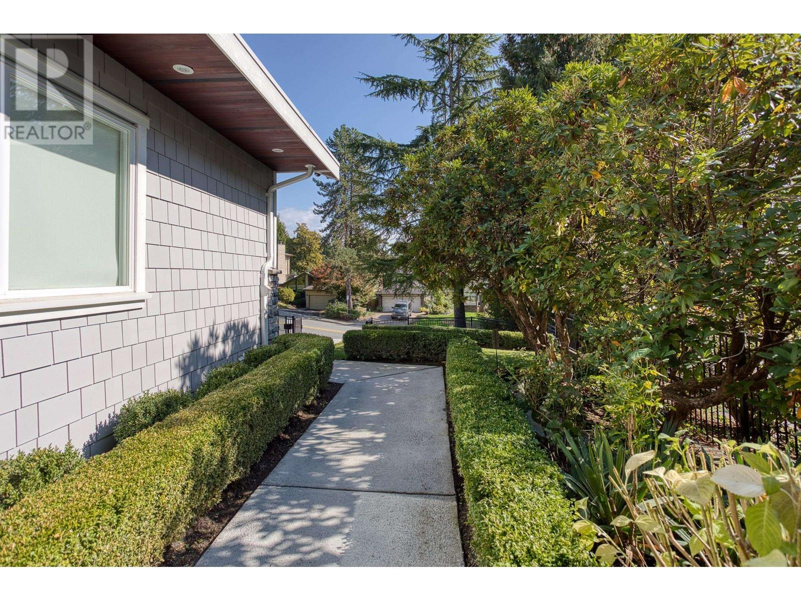 1312 Lansdowne Drive, Coquitlam, British Columbia  V3E 1K6 - Photo 34 - R2821496